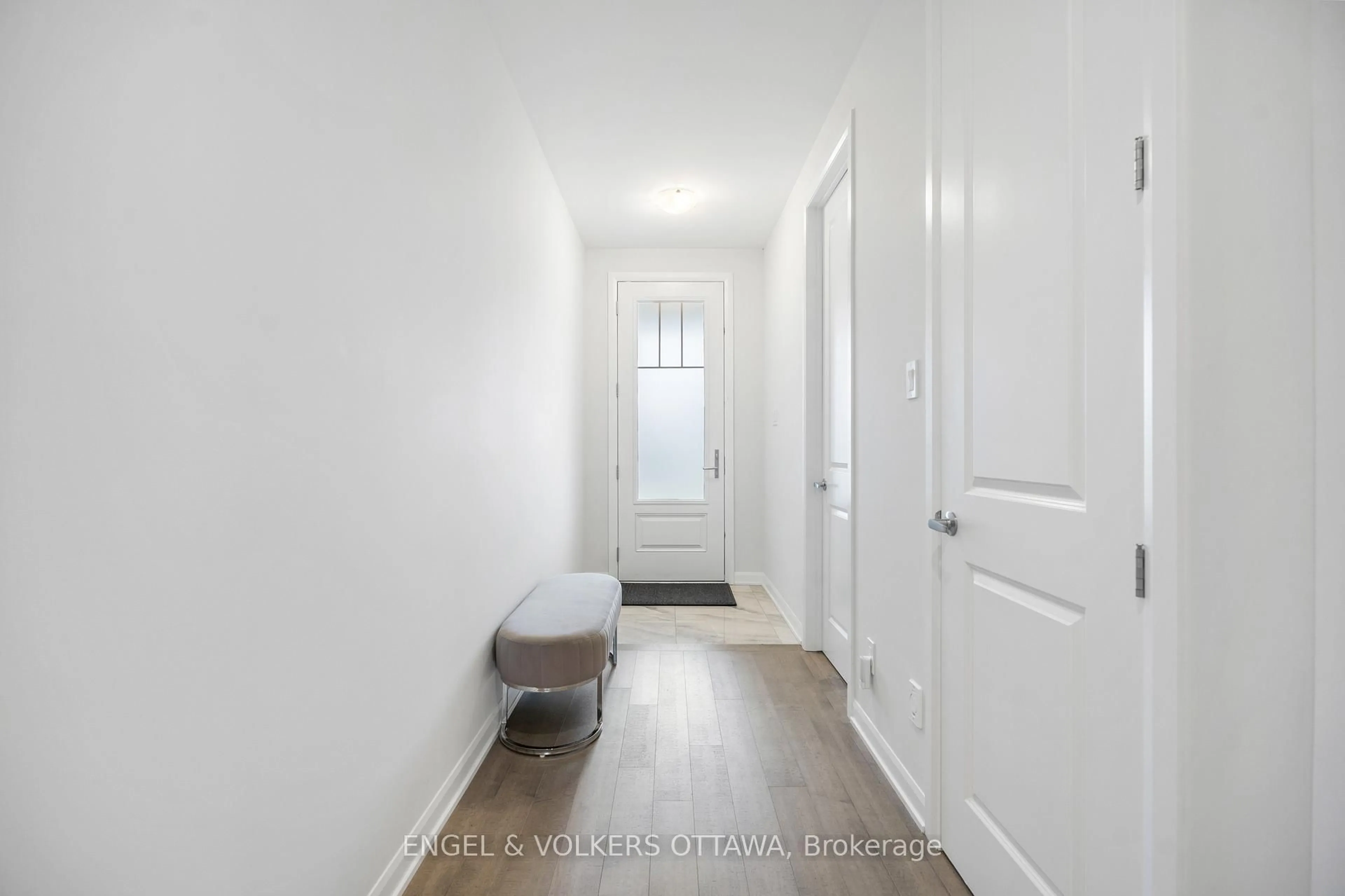 Indoor entryway for 777 Coast Circ, Manotick Ontario K4M 0N5