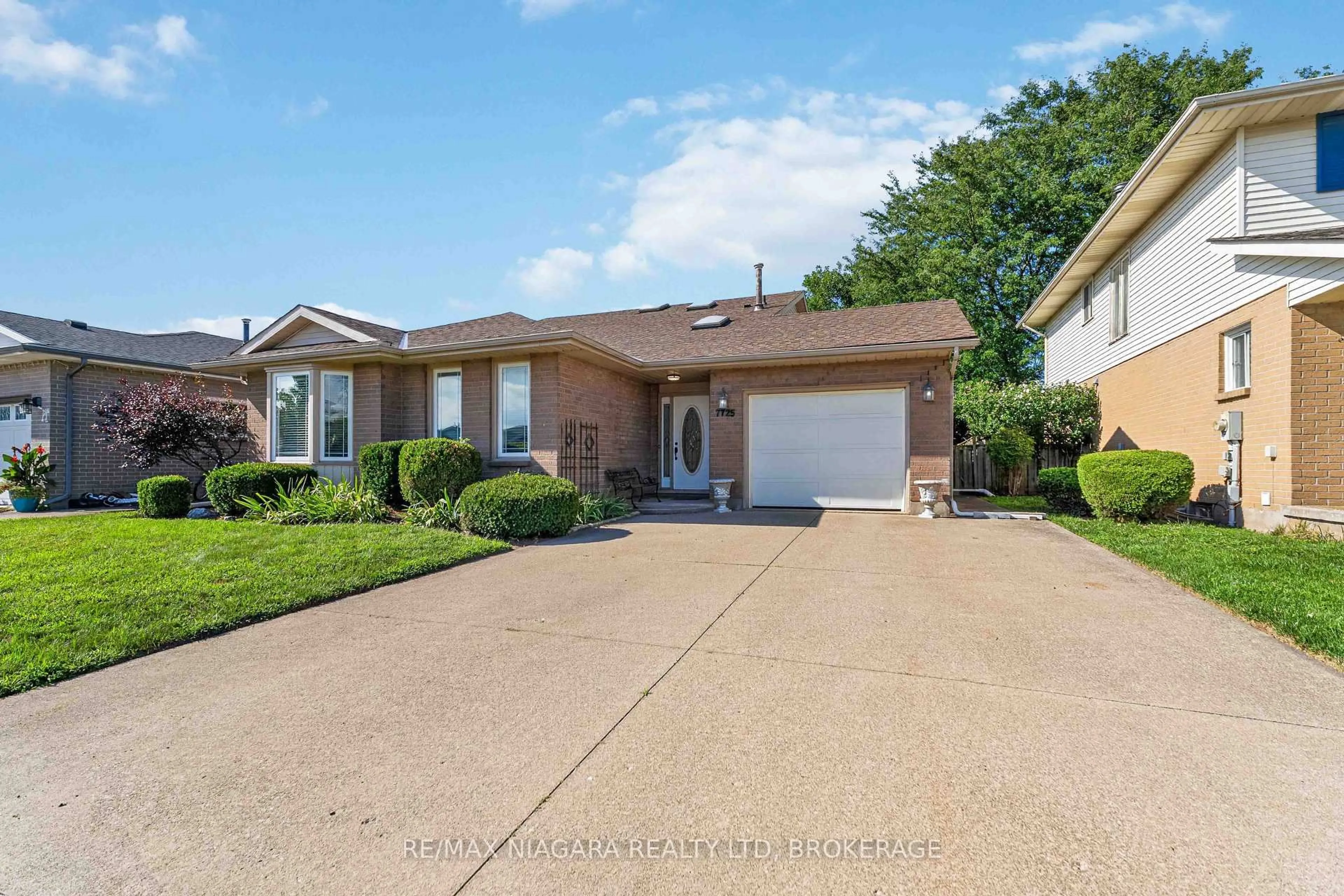 Home with brick exterior material, street for 7725 SWAN St, Niagara Falls Ontario L2H 2P7