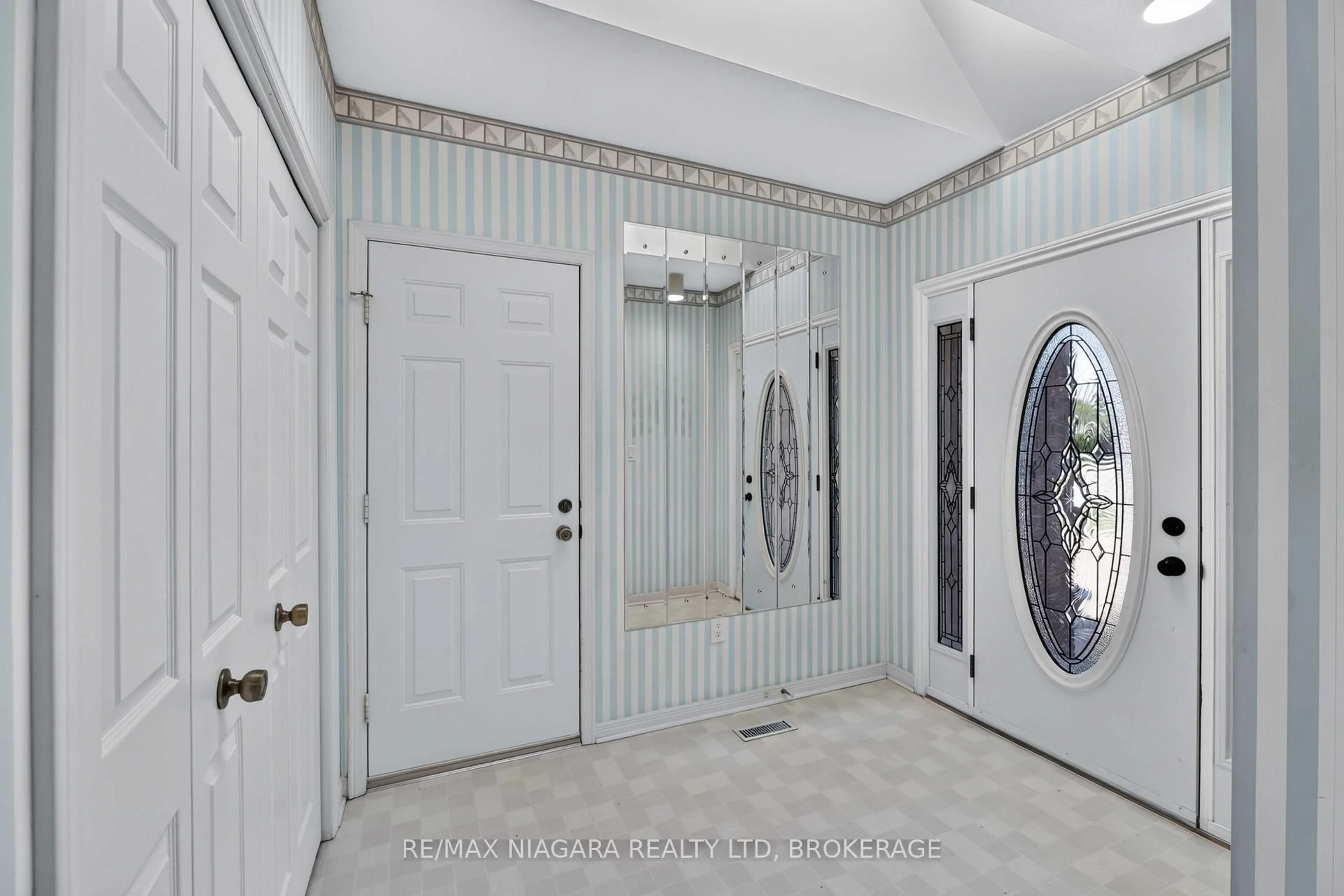 Indoor entryway for 7725 SWAN St, Niagara Falls Ontario L2H 2P7