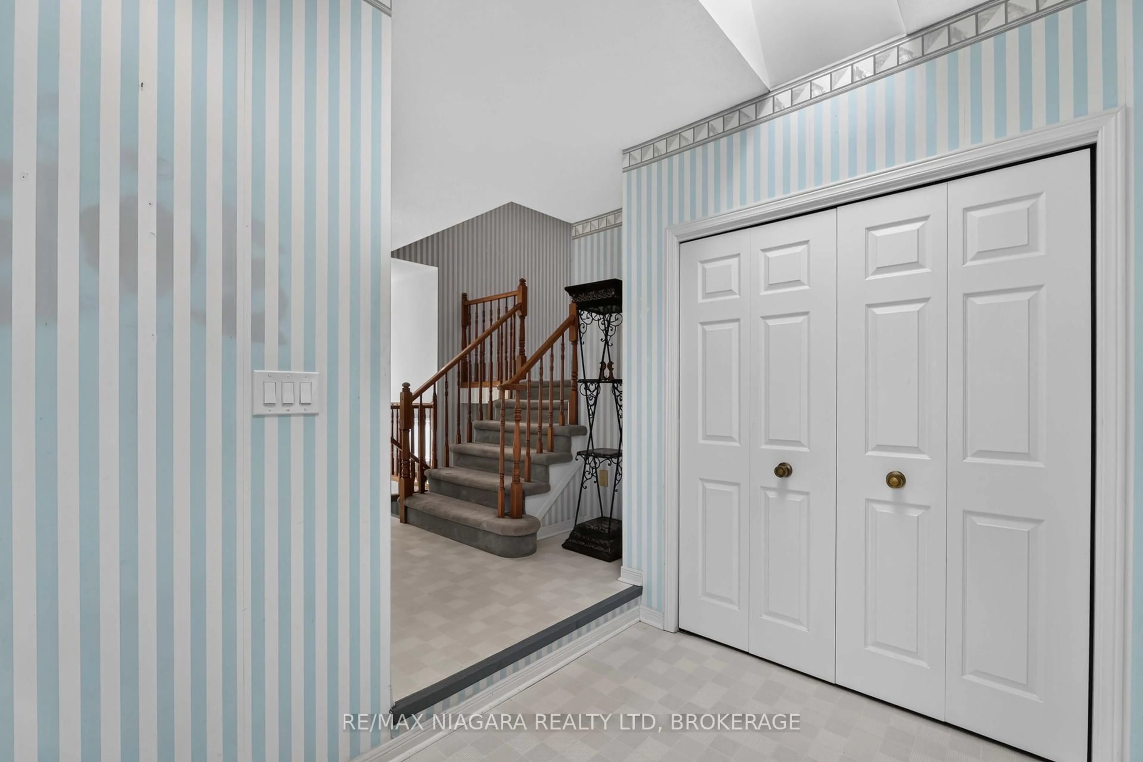 Indoor foyer for 7725 SWAN St, Niagara Falls Ontario L2H 2P7