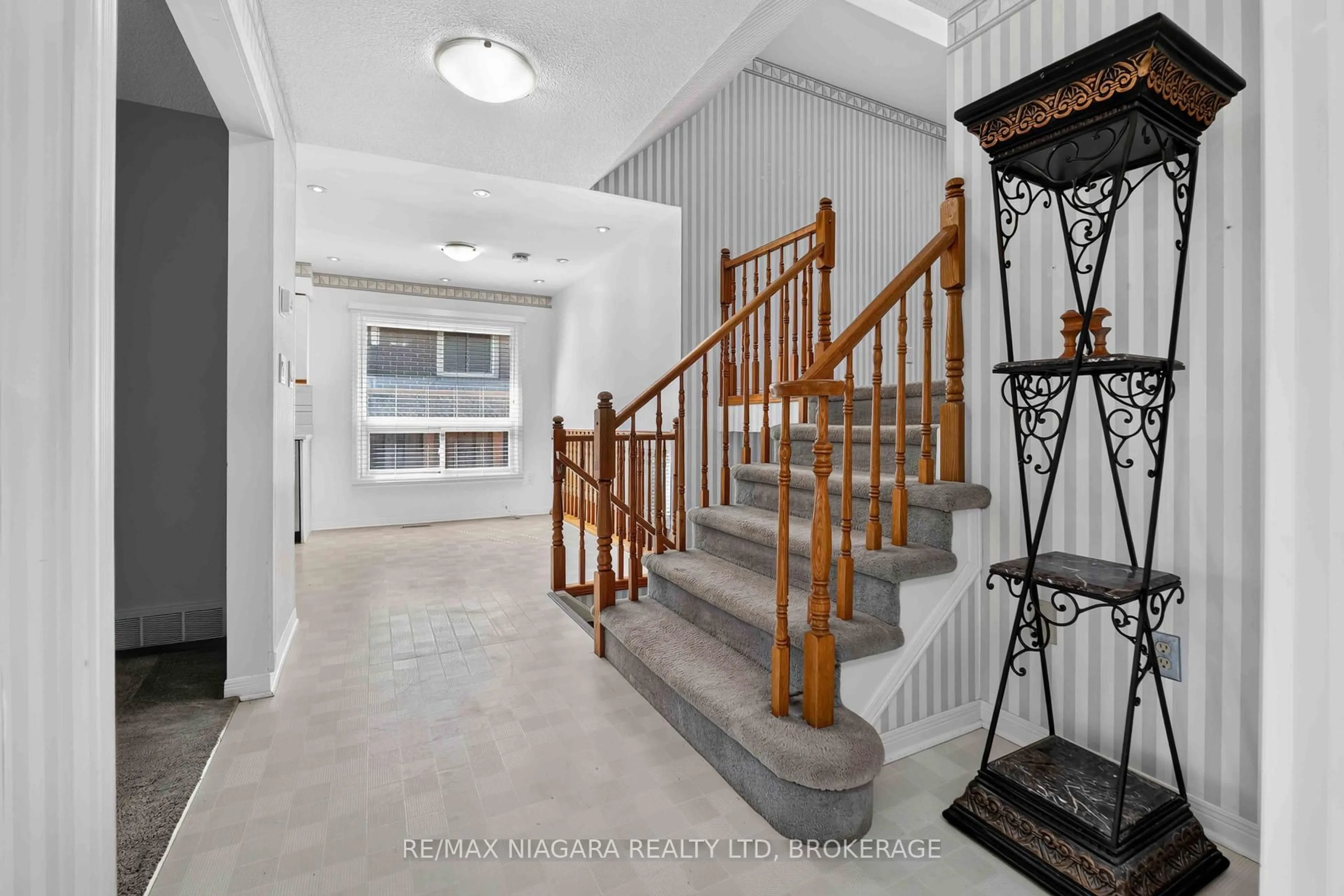 Indoor foyer for 7725 SWAN St, Niagara Falls Ontario L2H 2P7