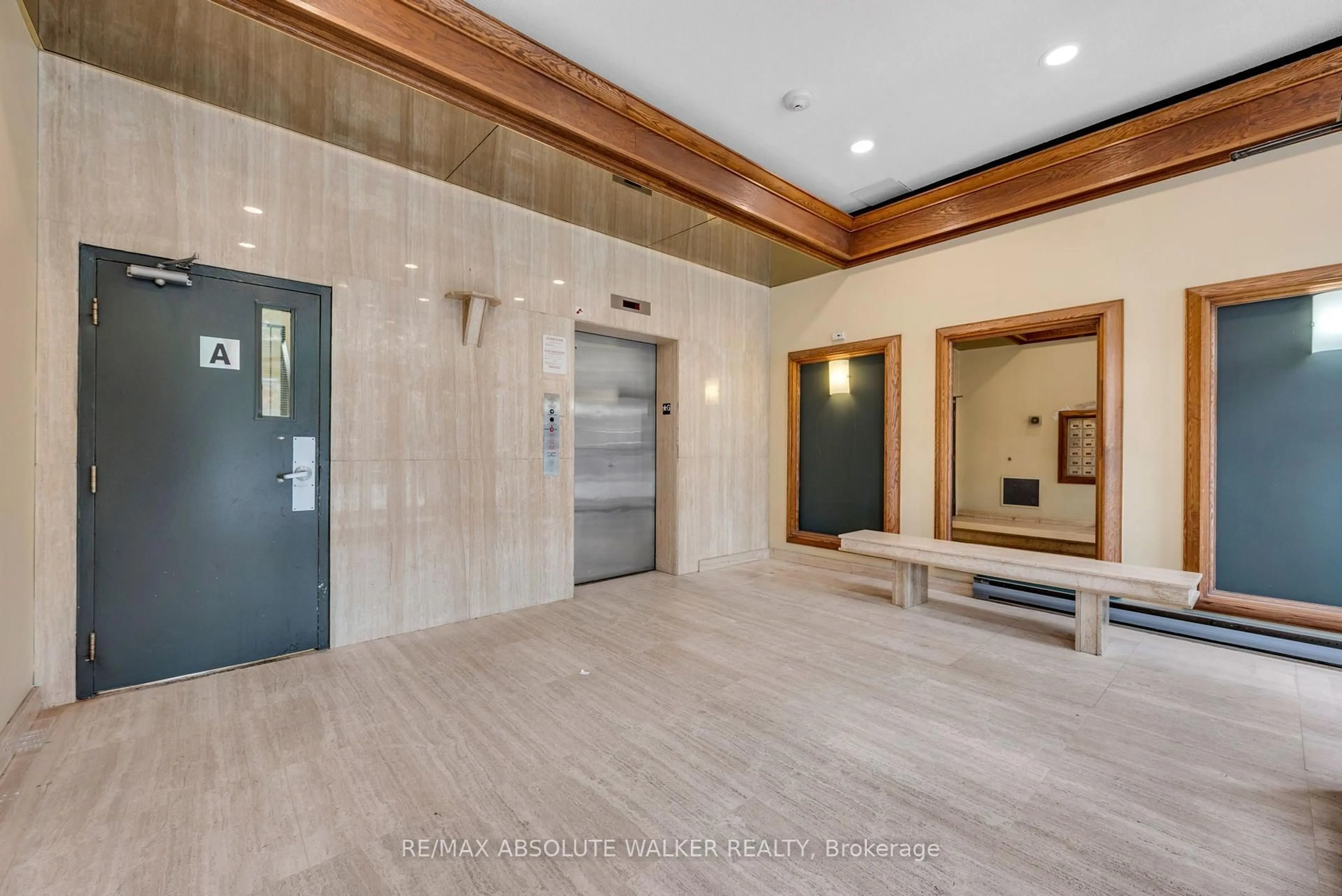 Indoor foyer for 154 Nelson St #902, Ottawa Ontario K1N 7R5