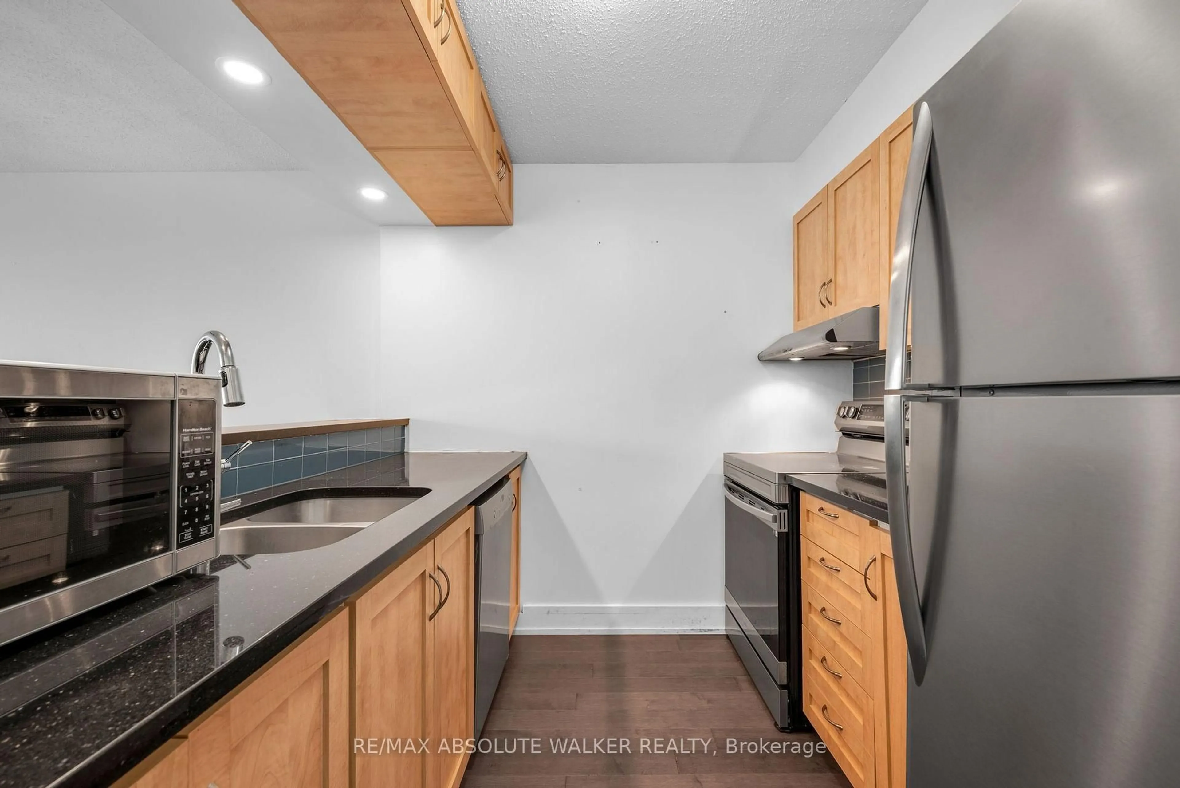 Standard kitchen, wood/laminate floor for 154 Nelson St #902, Ottawa Ontario K1N 7R5