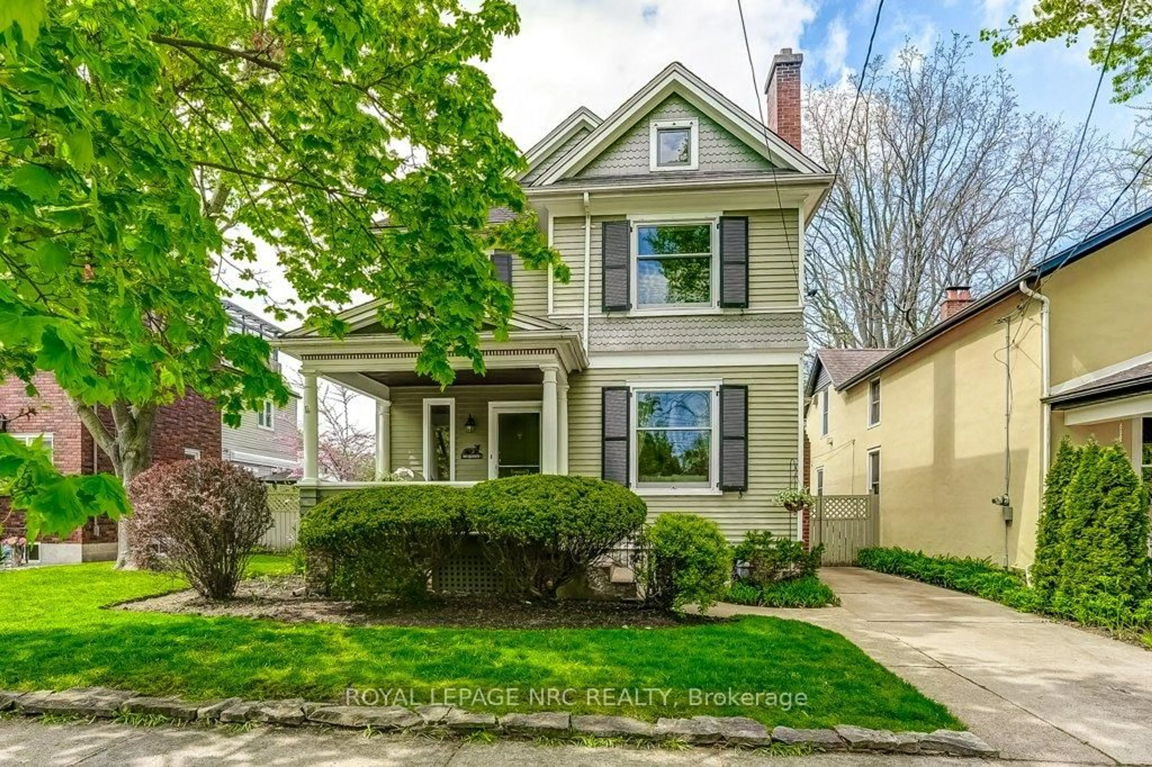 Home with vinyl exterior material, street for 103 Queen St, St. Catharines Ontario L2R 5H4