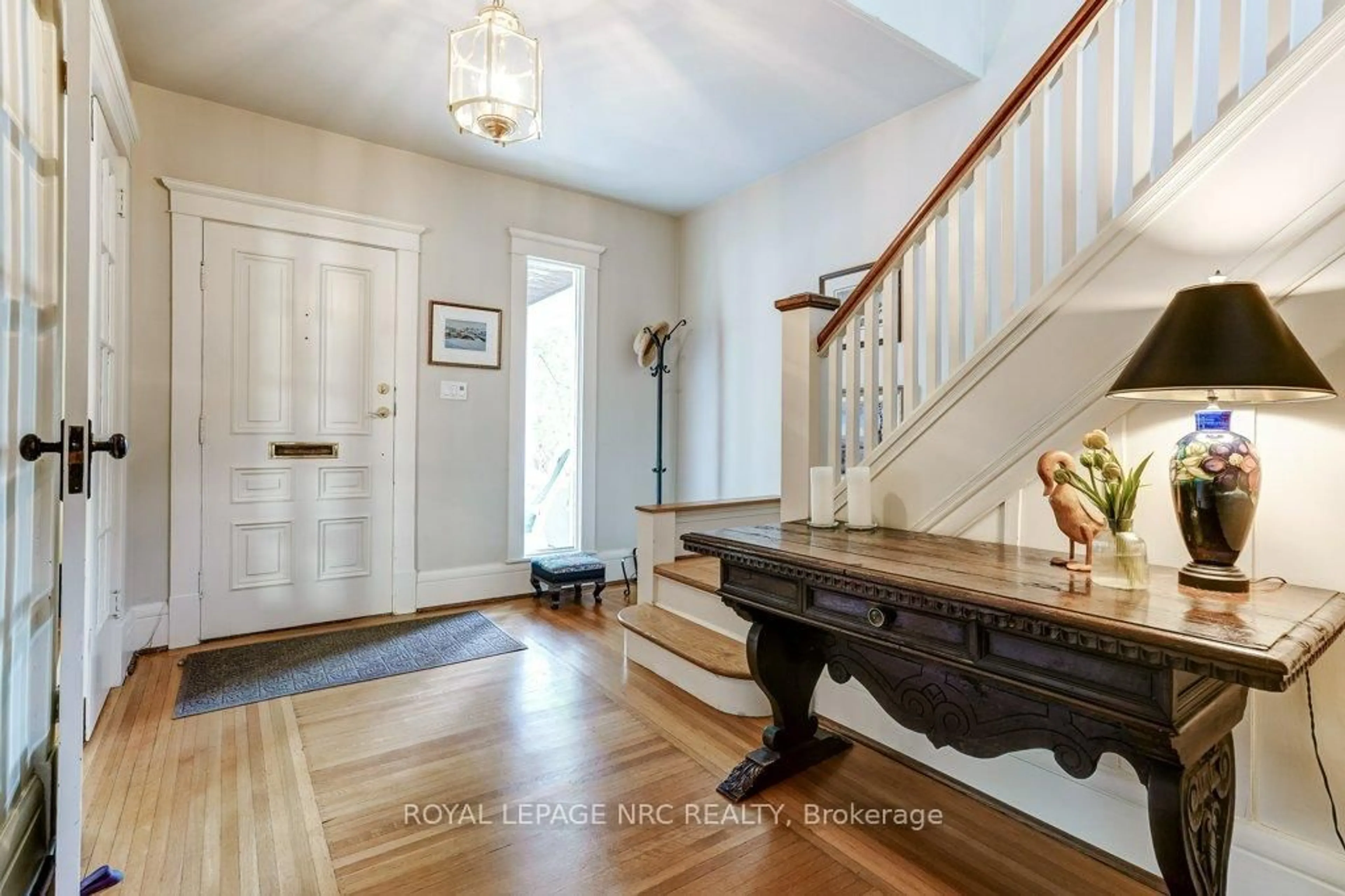 Indoor entryway for 103 Queen St, St. Catharines Ontario L2R 5H4