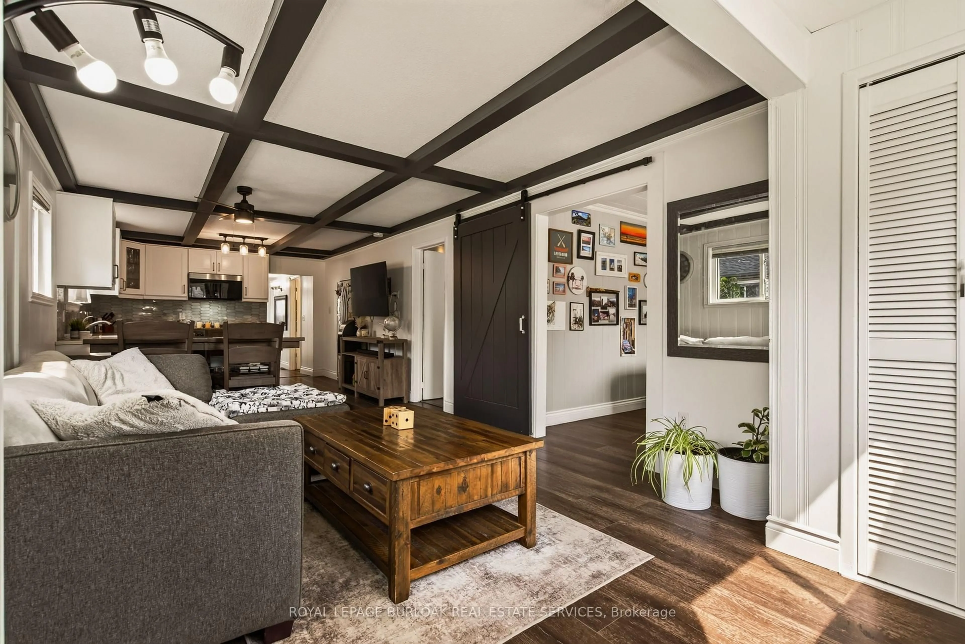 Living room with furniture, unknown for 29 Hixon Rd, Hamilton Ontario L8K 2B8