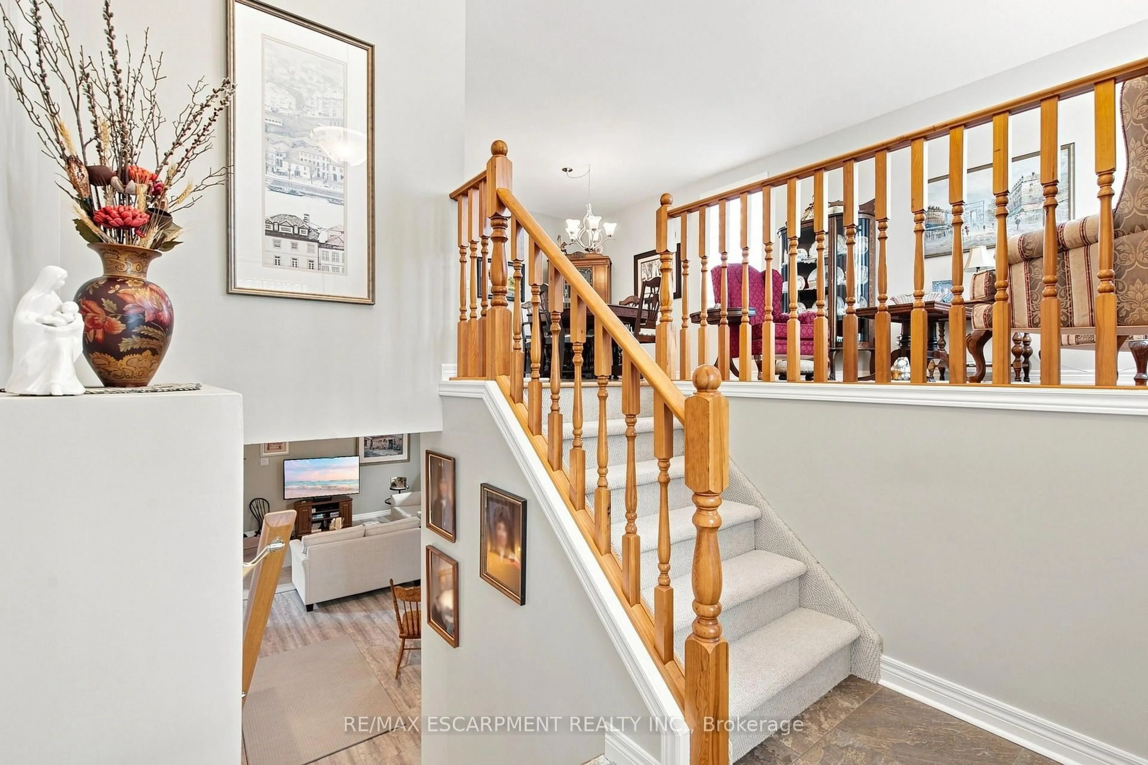 Indoor foyer for 32 Brewster Way, Brantford Ontario N3T 6N4
