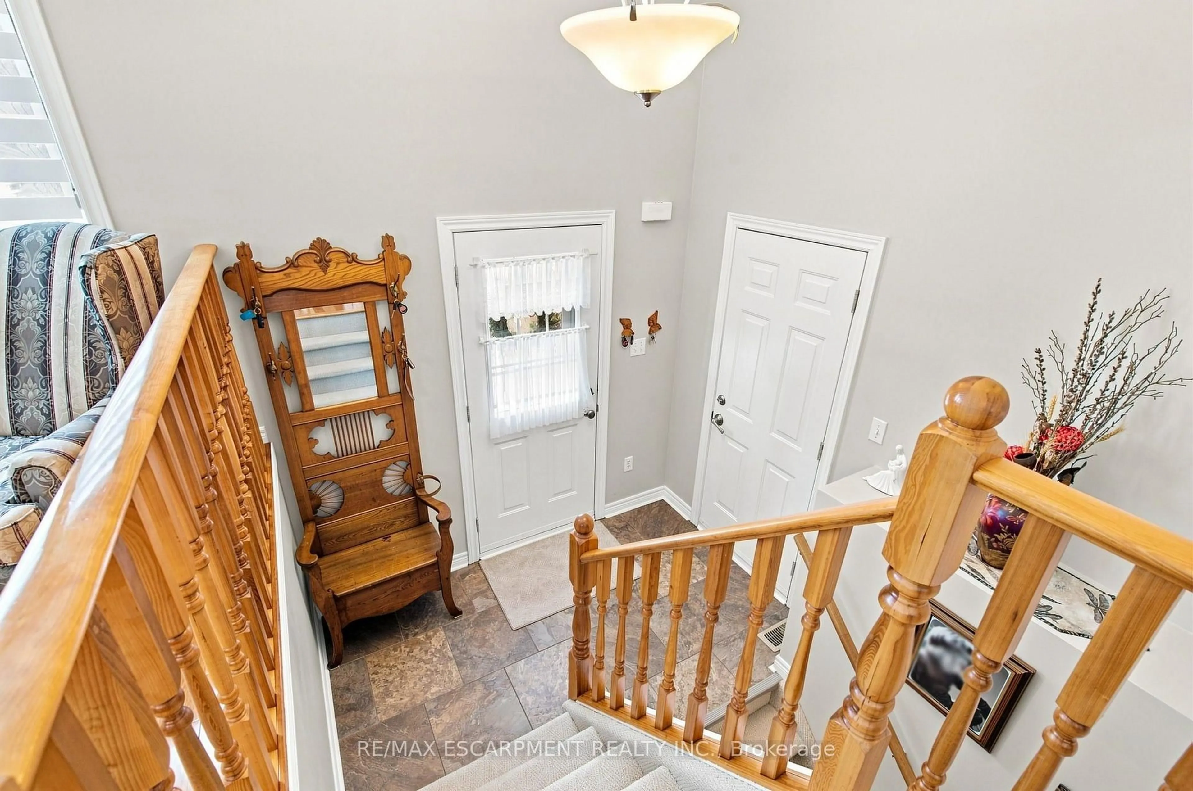 Indoor foyer for 32 Brewster Way, Brantford Ontario N3T 6N4
