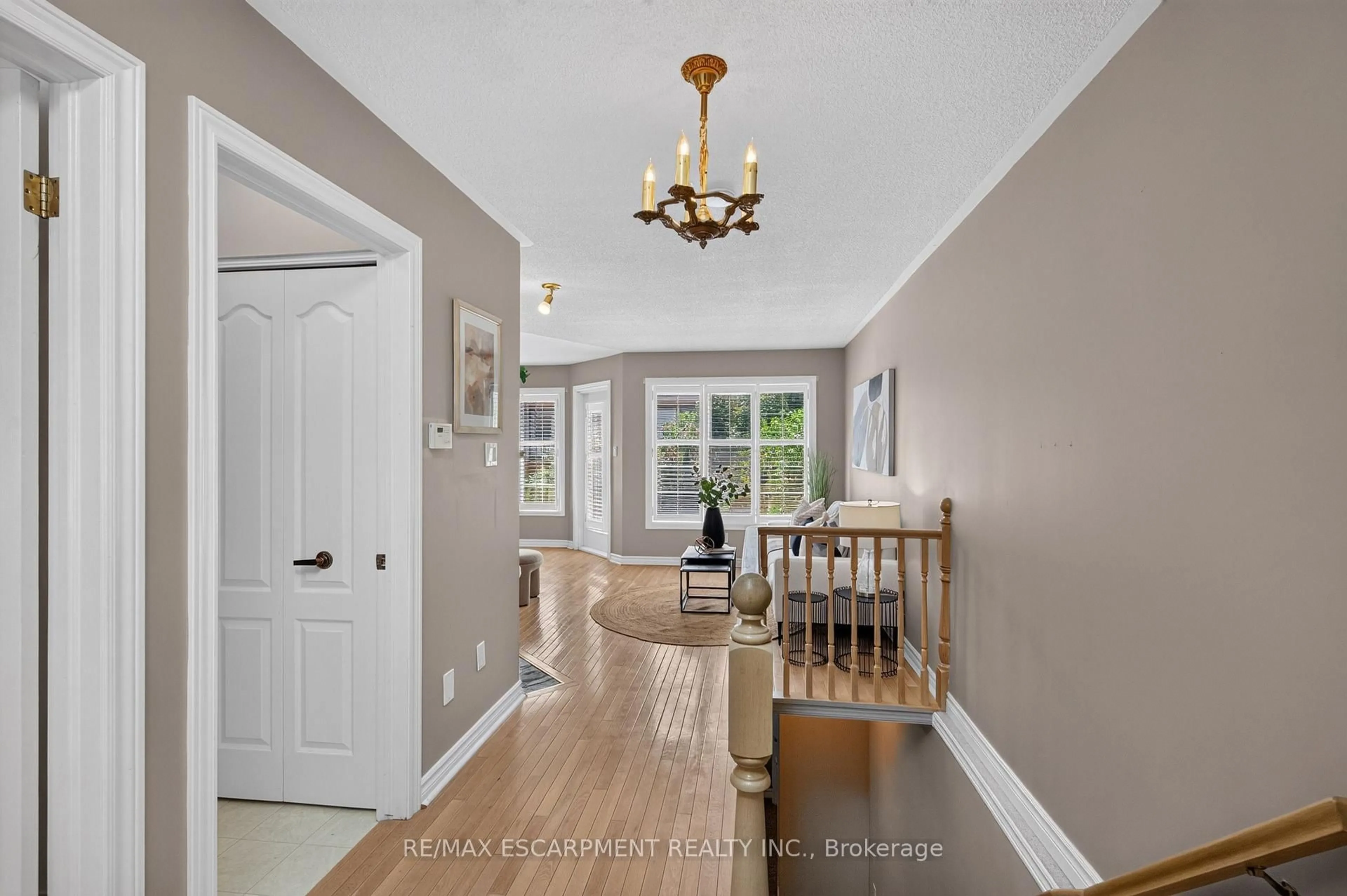 Indoor entryway for 175 Fiddlers Green Rd #9, Hamilton Ontario L9G 4X7