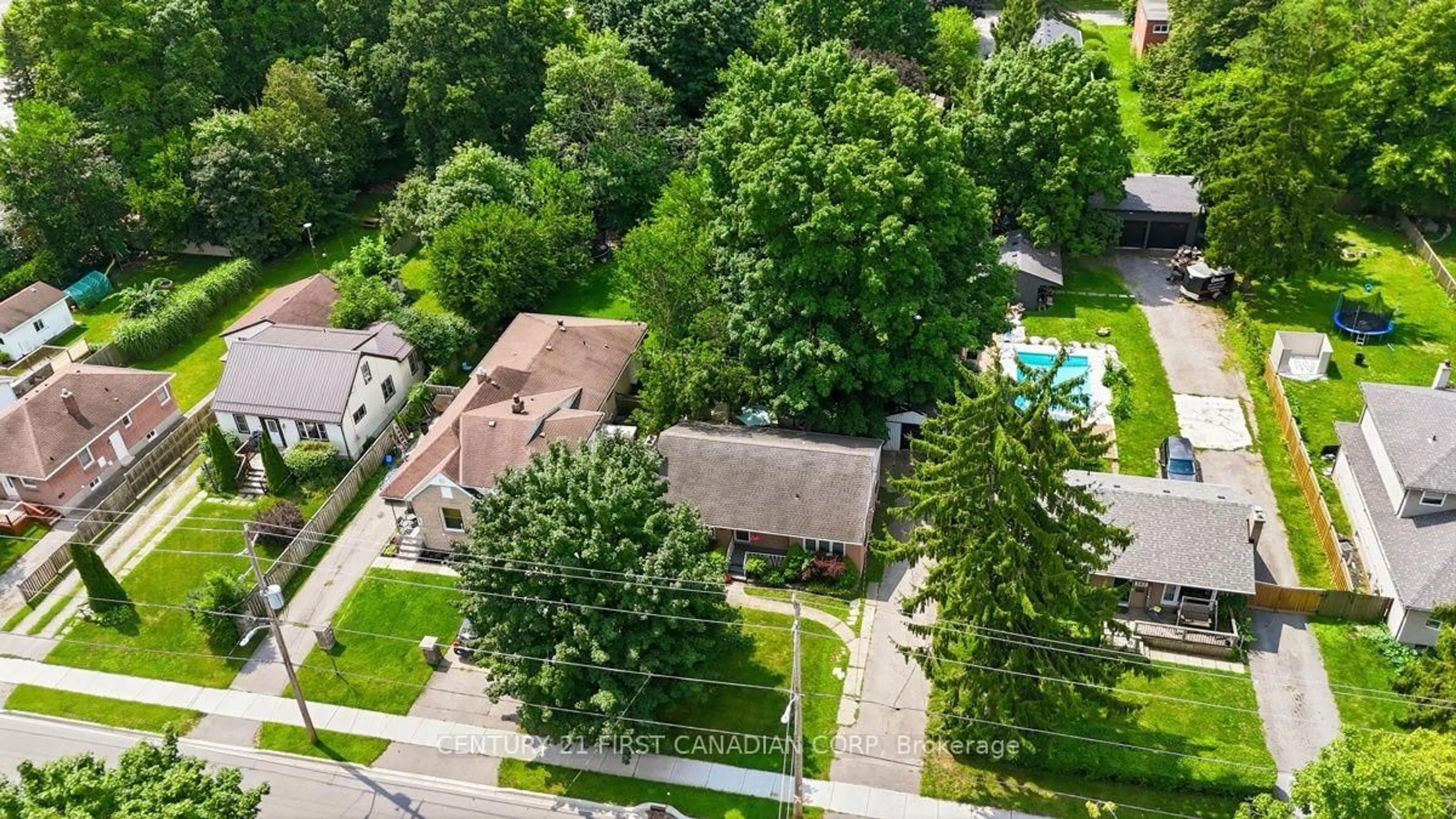 A pic from outside/outdoor area/front of a property/back of a property/a pic from drone, street for 283 Spruce St, London East Ontario N5W 4N2