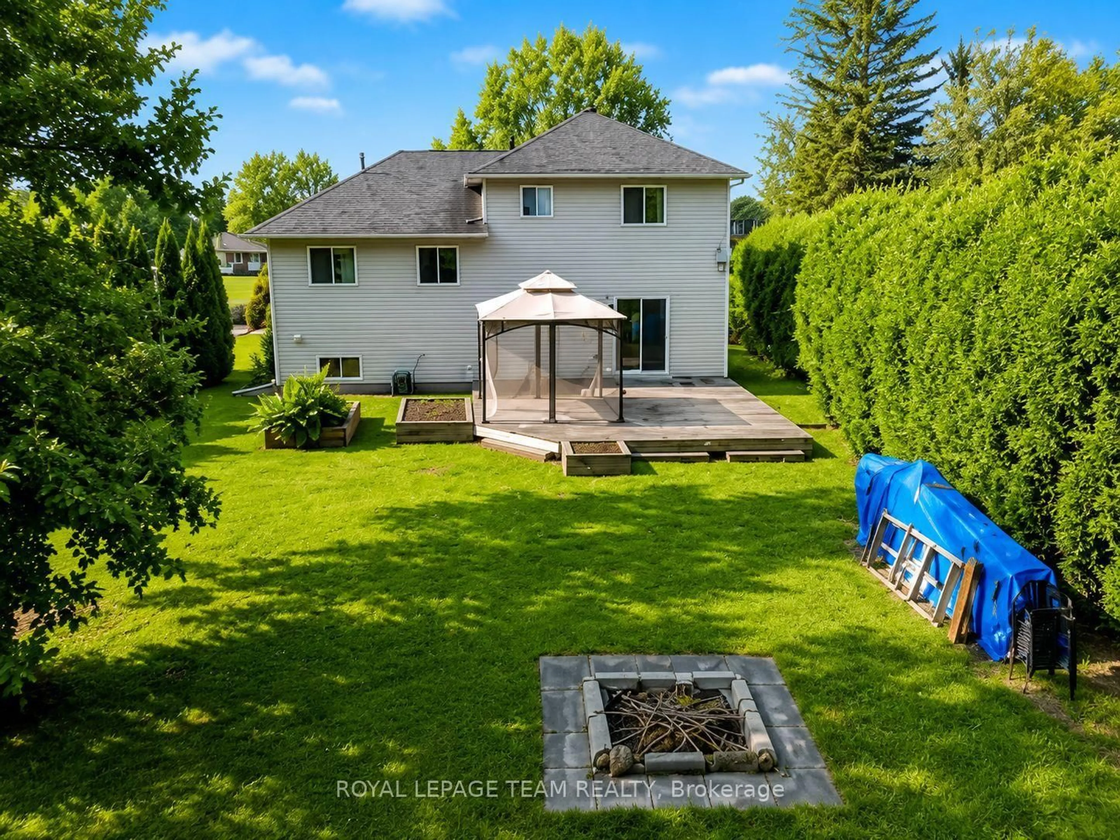 A pic from outside/outdoor area/front of a property/back of a property/a pic from drone, unknown for 158 Oakwood Dr, Clarence-Rockland Ontario K4K 1K9