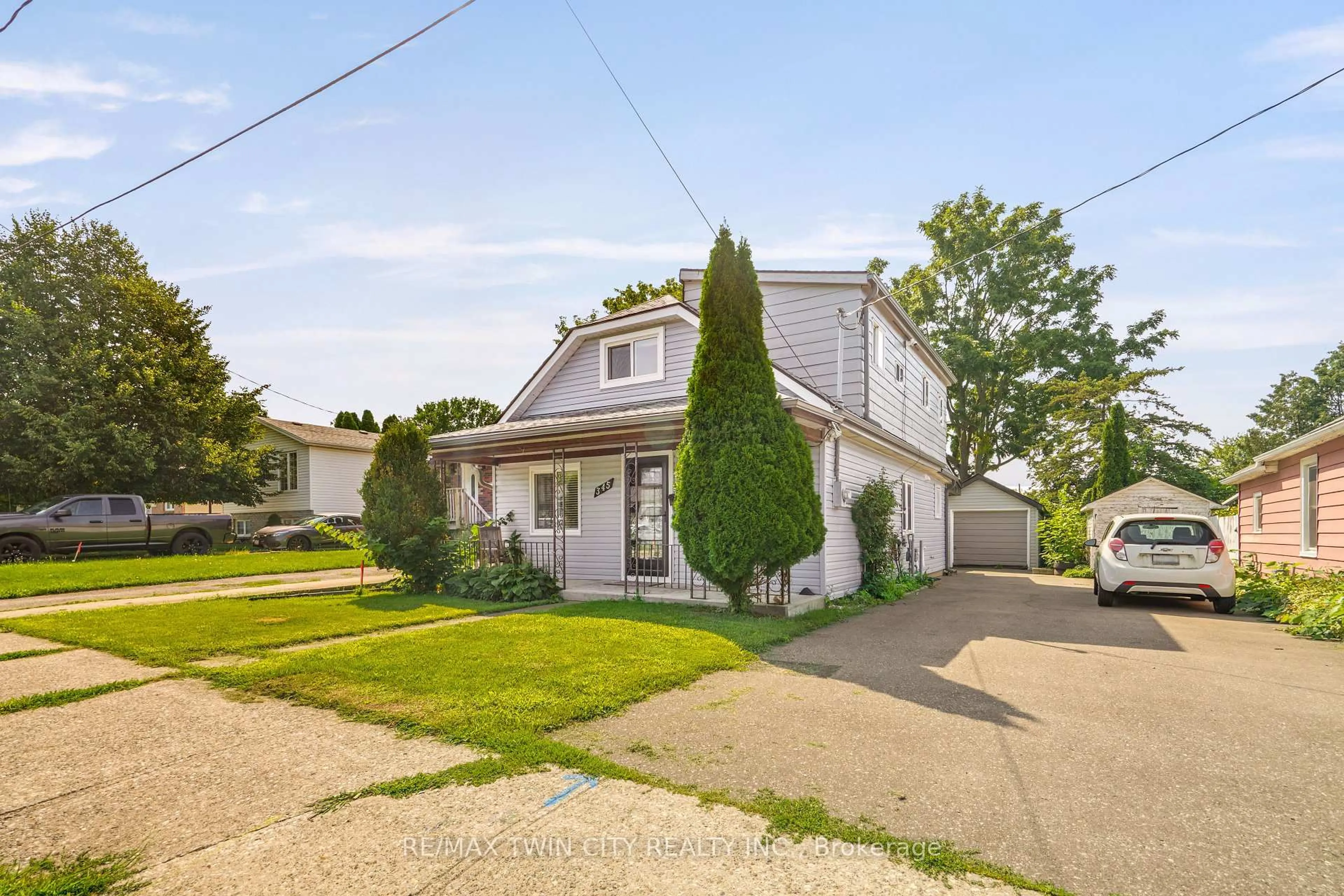 A pic from outside/outdoor area/front of a property/back of a property/a pic from drone, street for 345 Nelson St, Brantford Ontario N3S 4E3