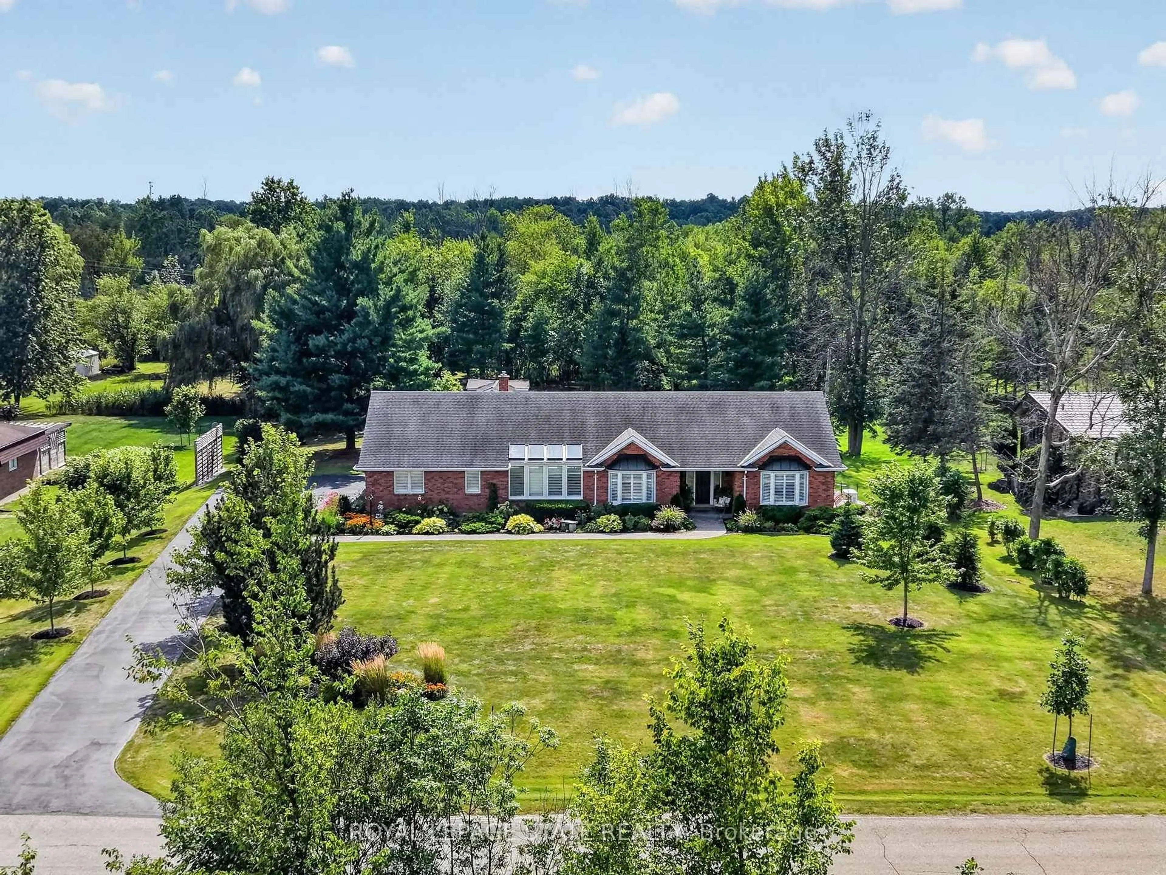 A pic from outside/outdoor area/front of a property/back of a property/a pic from drone, unknown for 233 CAIRNS Cres, Fort Erie Ontario L2A 5M4