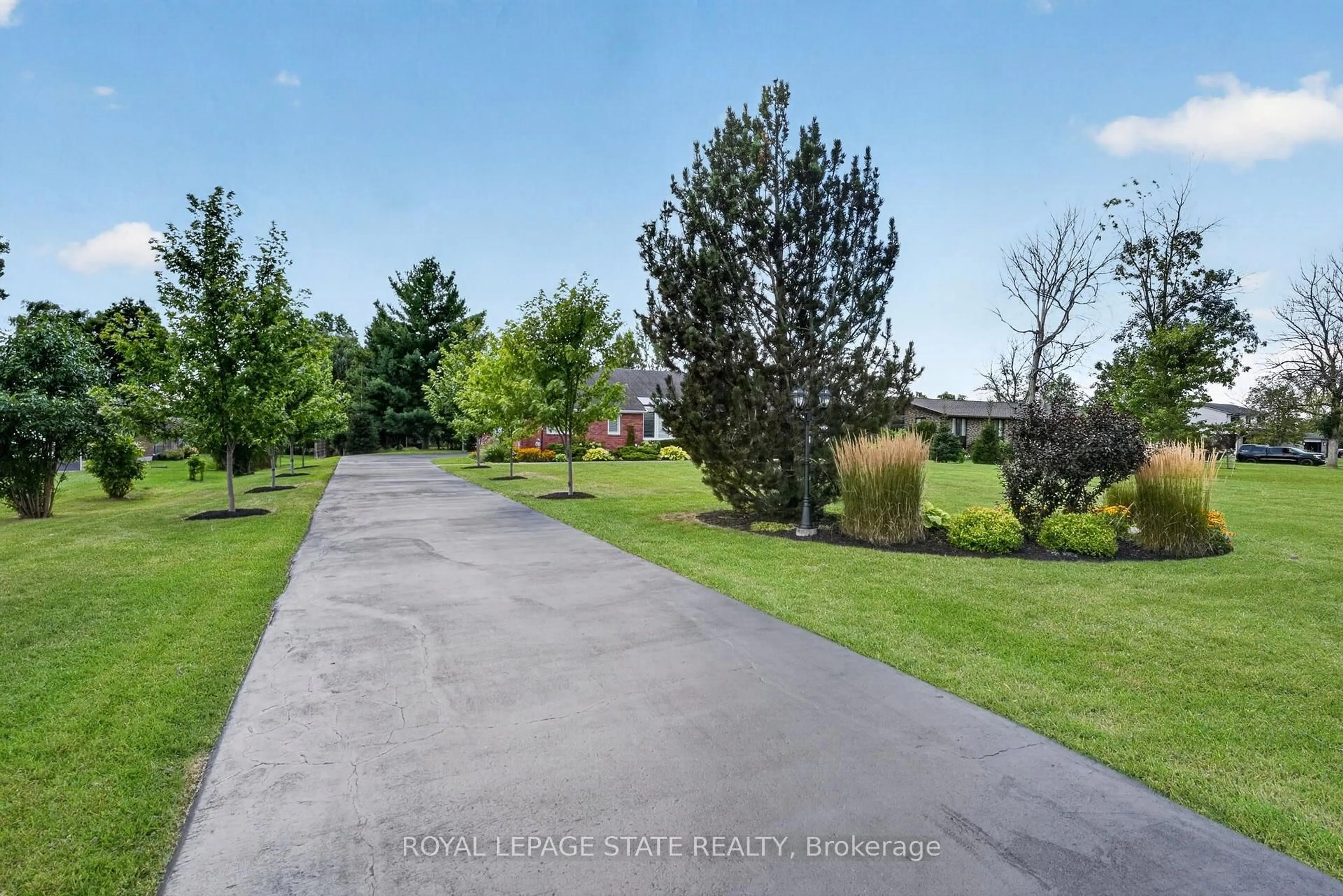 A pic from outside/outdoor area/front of a property/back of a property/a pic from drone, street for 233 CAIRNS Cres, Fort Erie Ontario L2A 5M4
