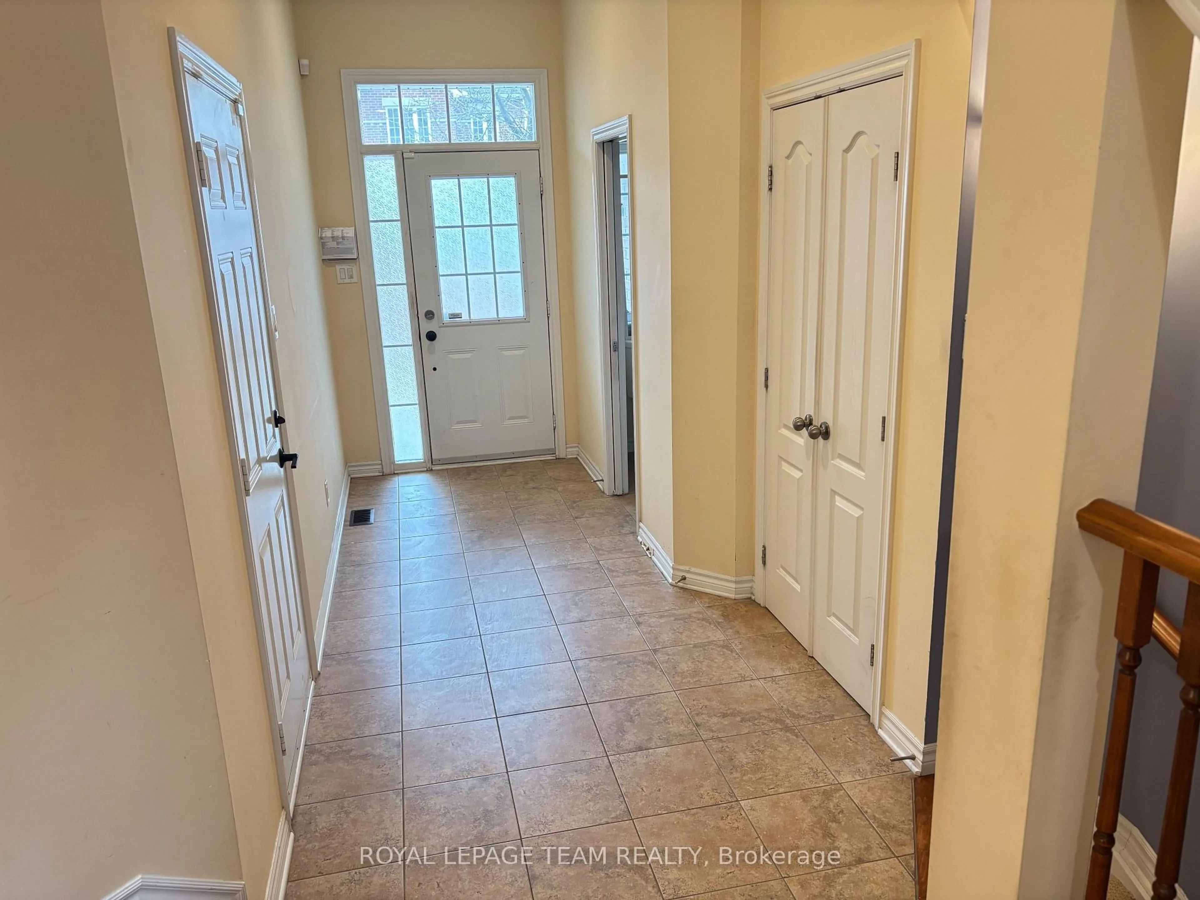 Indoor entryway for 449 Foxhall Way, Ottawa Ontario K2M 0G1