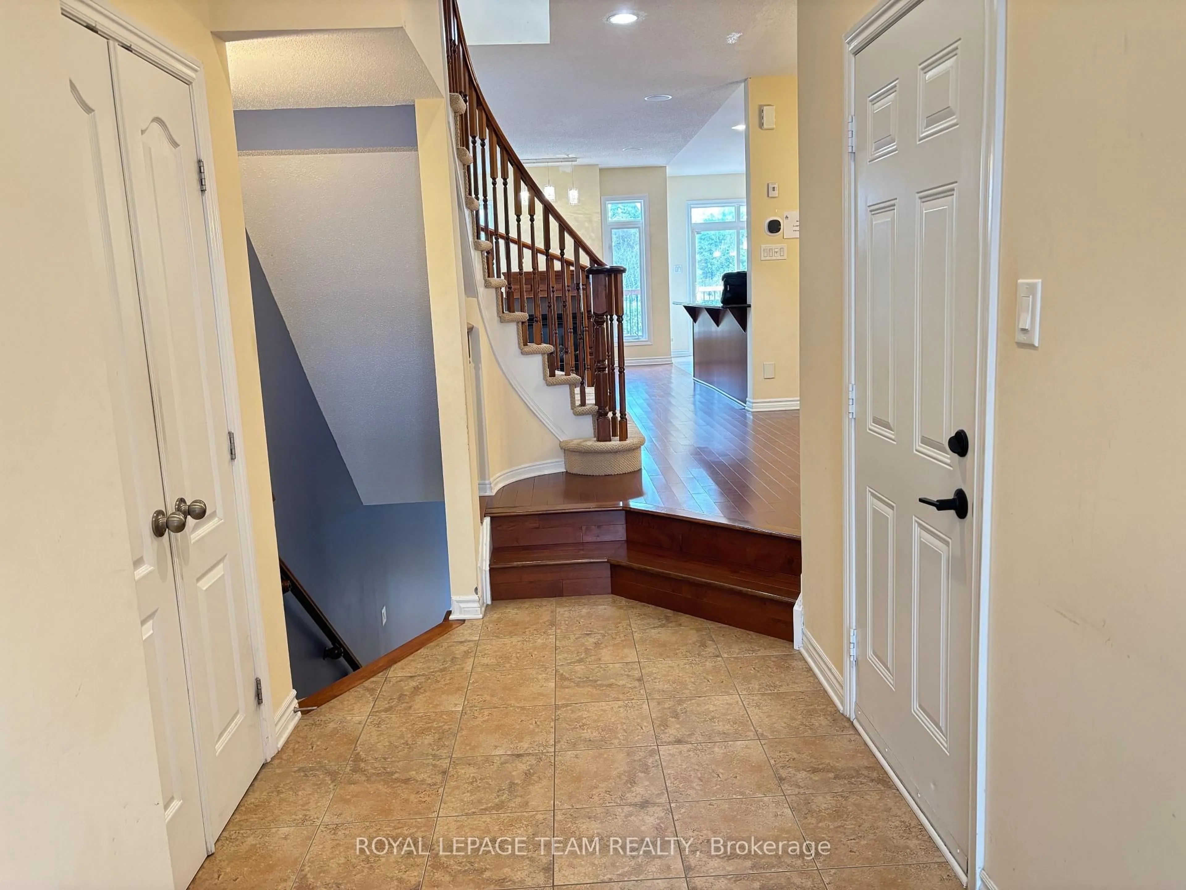 Indoor entryway for 449 Foxhall Way, Ottawa Ontario K2M 0G1