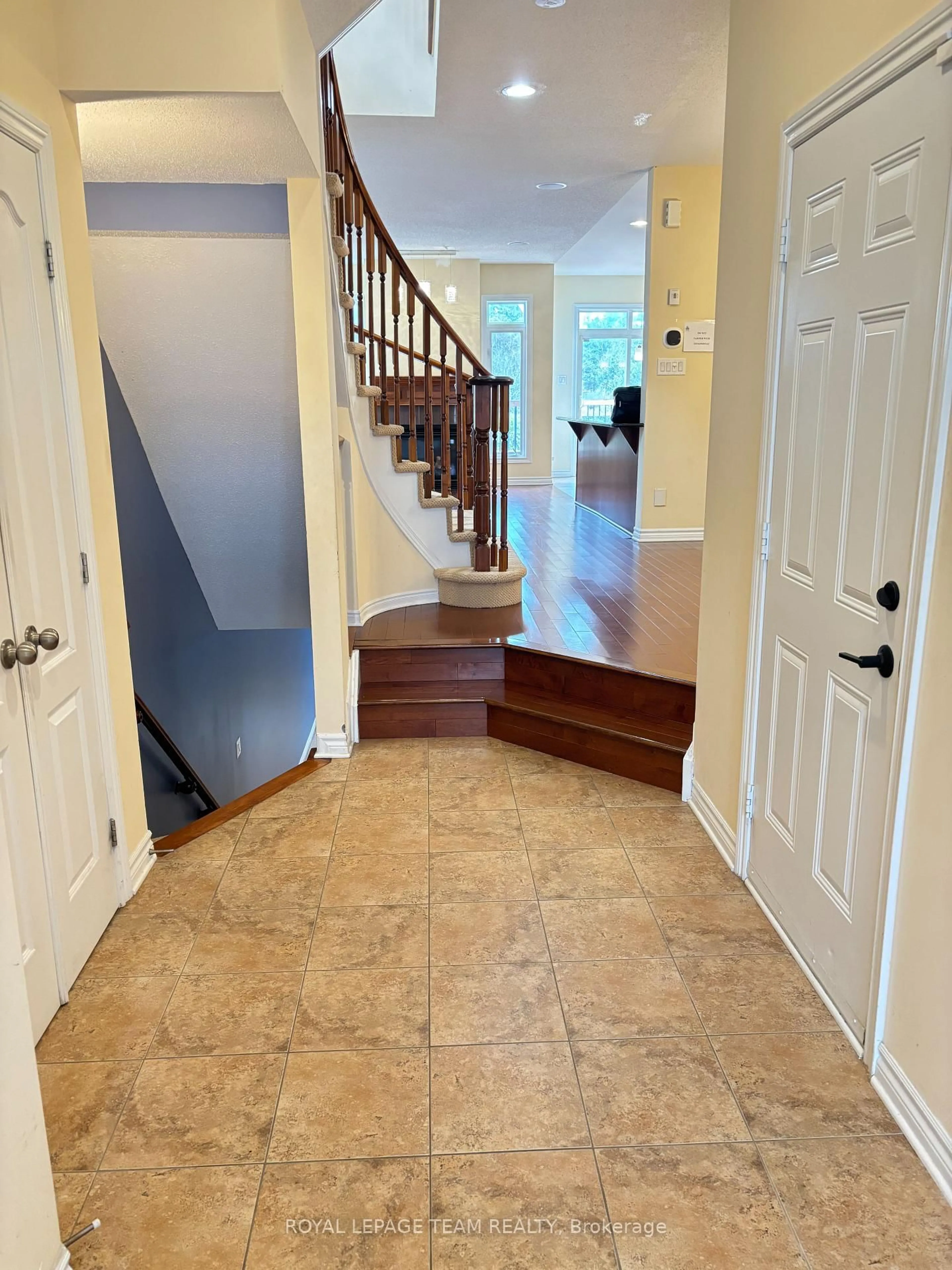 Indoor entryway for 449 Foxhall Way, Ottawa Ontario K2M 0G1