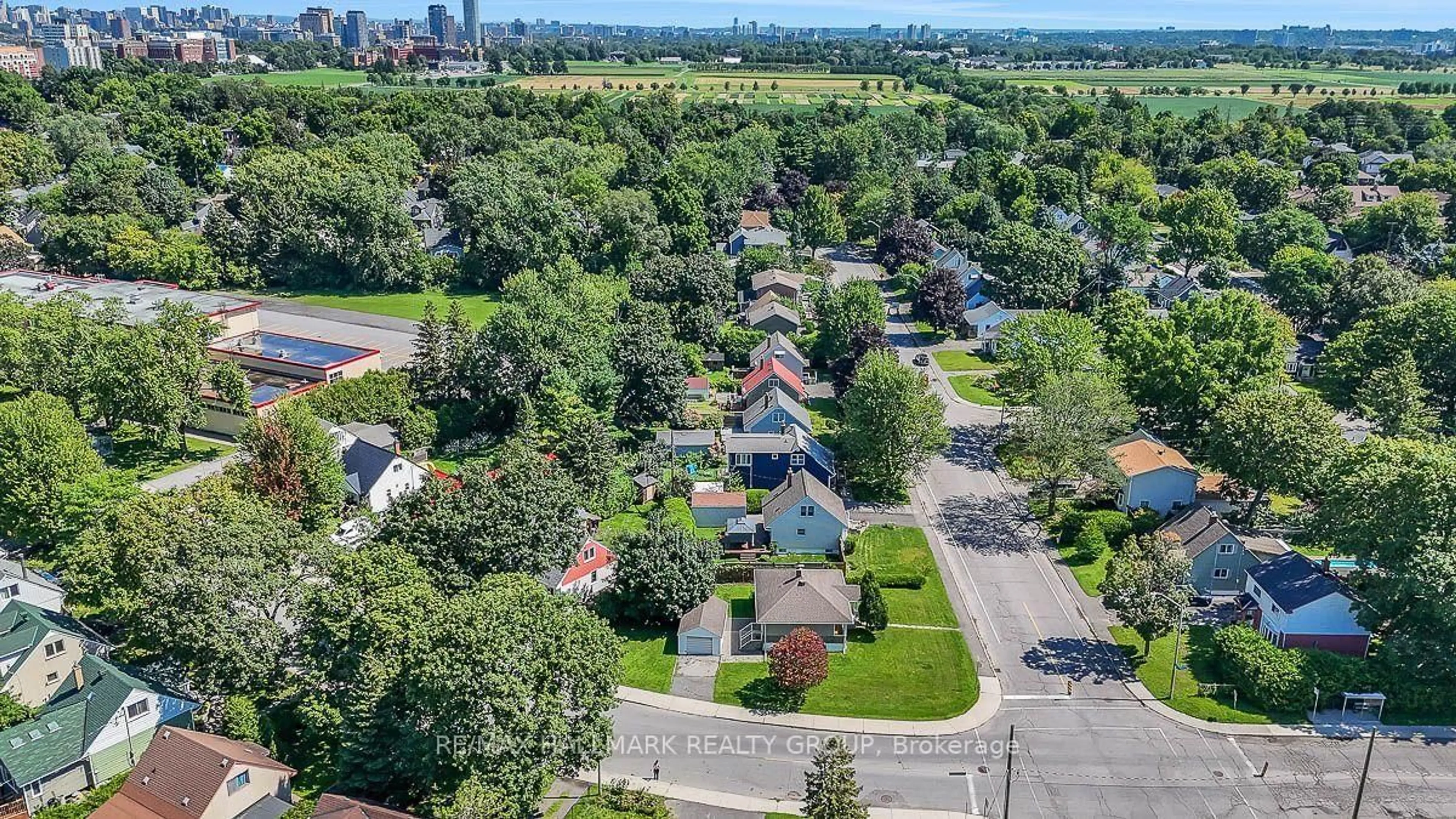 A pic from outside/outdoor area/front of a property/back of a property/a pic from drone, street for 212 Anna Ave, Ottawa Ontario K1Z 7V2