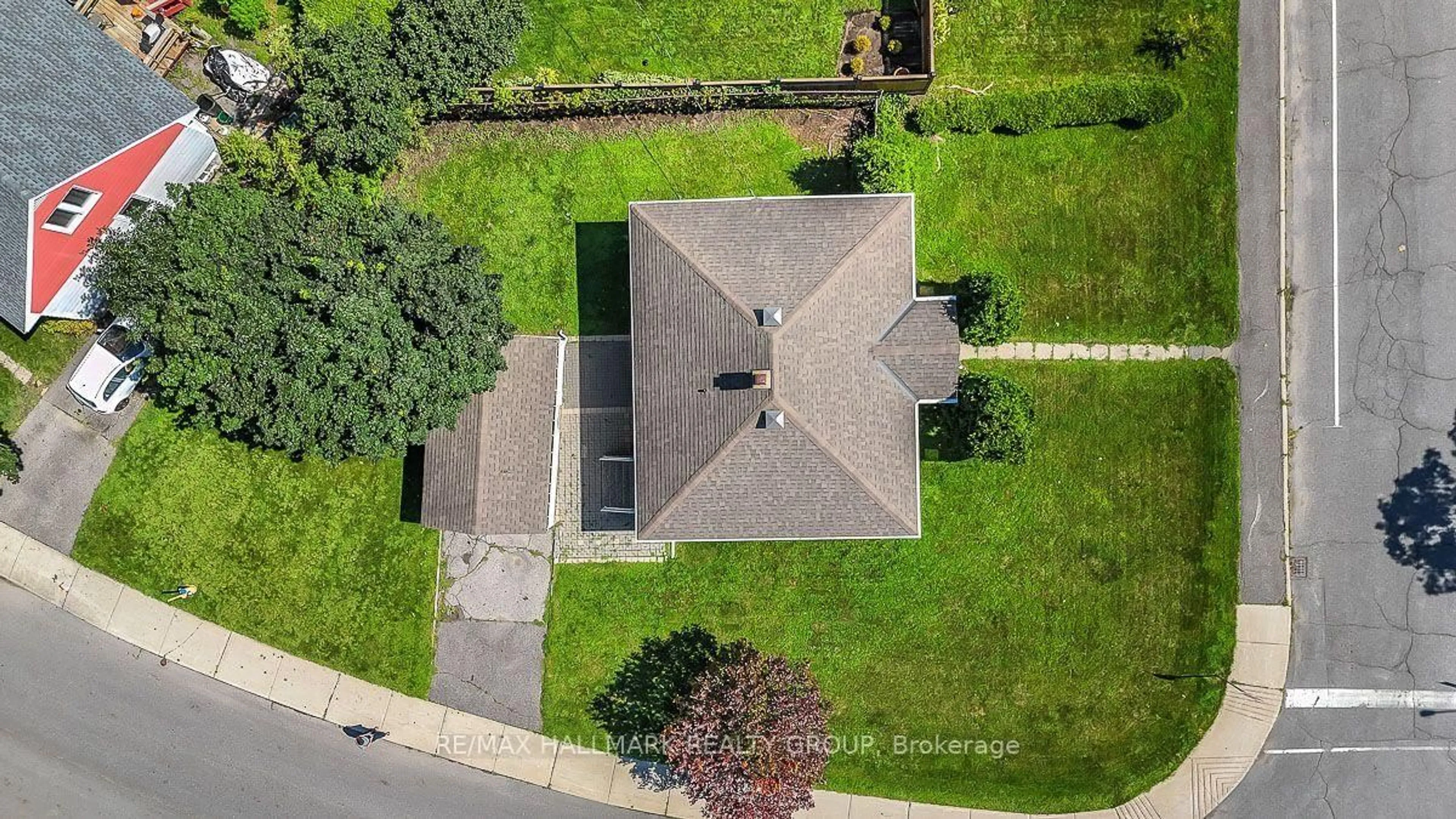 A pic from outside/outdoor area/front of a property/back of a property/a pic from drone, street for 212 Anna Ave, Ottawa Ontario K1Z 7V2