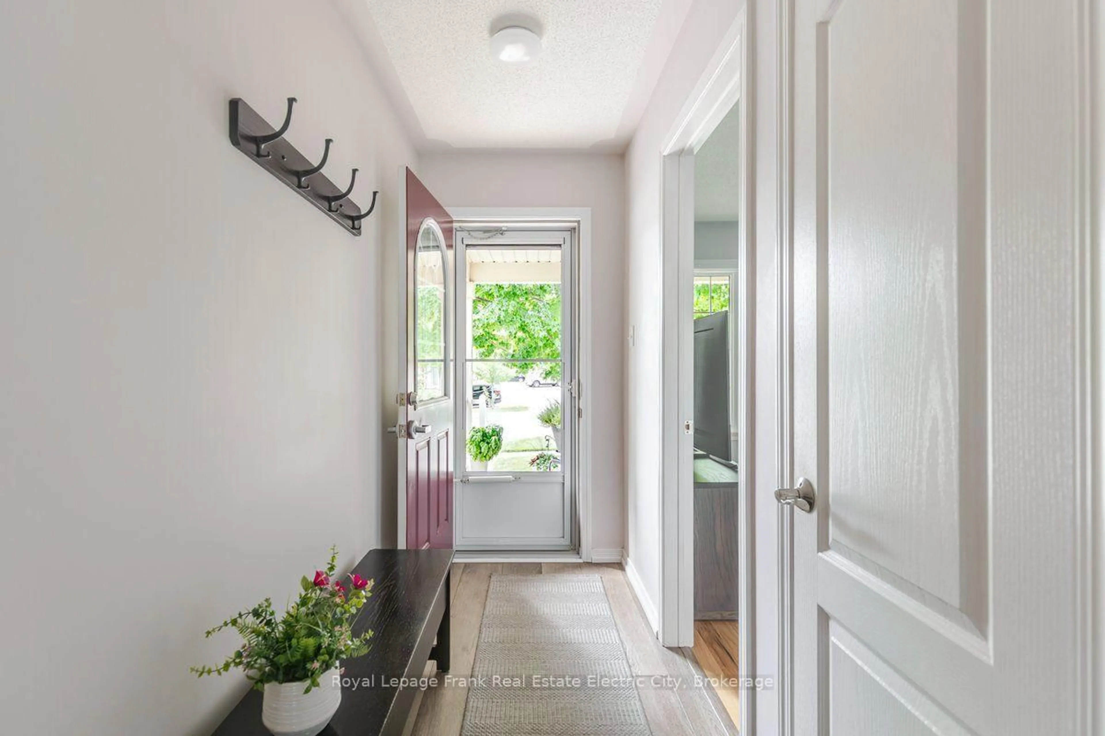Indoor entryway for 919 Wentworth St, Peterborough Ontario K9J 8R7