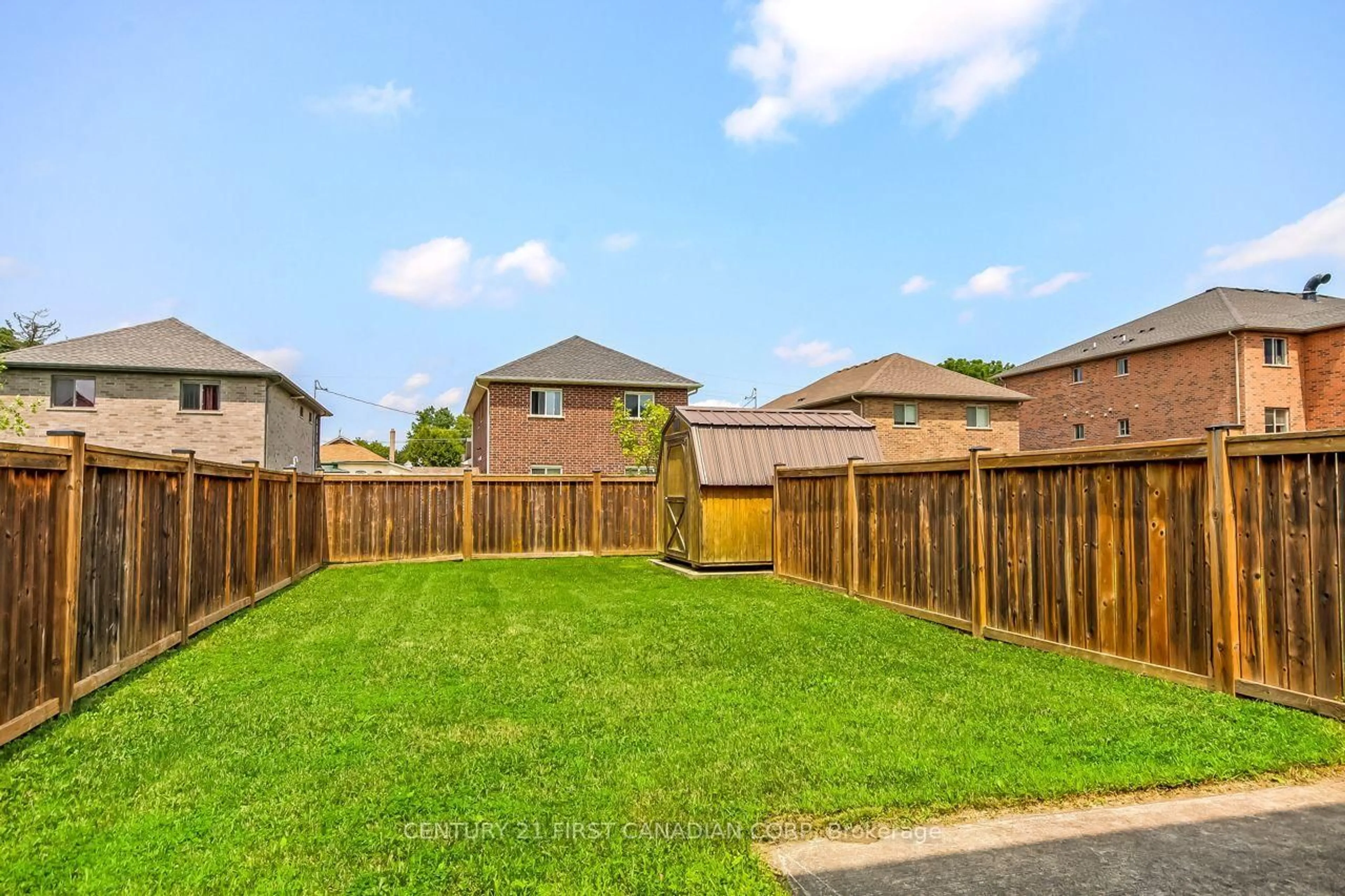 A pic from outside/outdoor area/front of a property/back of a property/a pic from drone, street for 40-42 Locust St, St. Thomas Ontario N5R 2C1