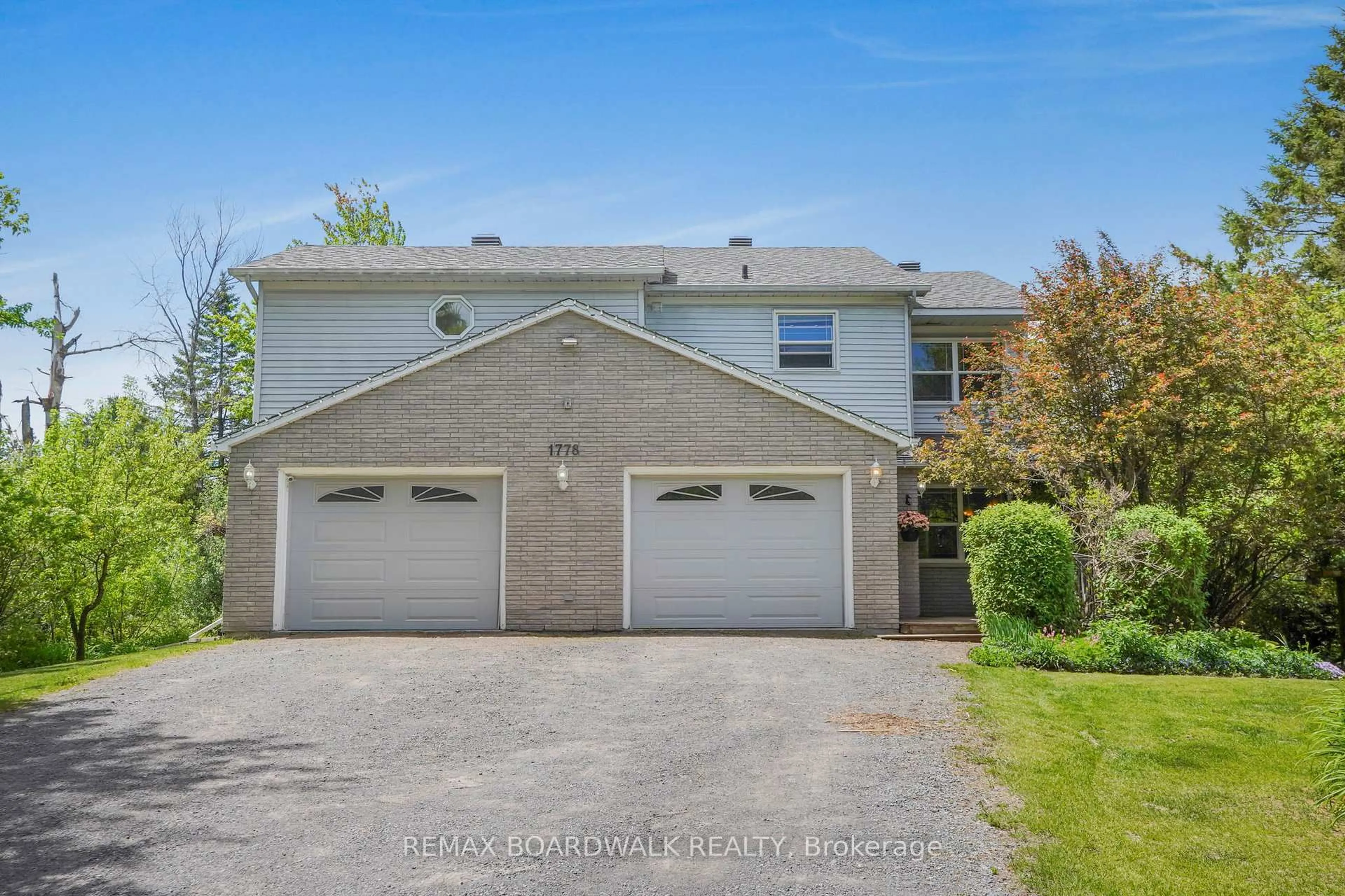 A pic from outside/outdoor area/front of a property/back of a property/a pic from drone, street for 1778 Bouvier Rd, Clarence-Rockland Ontario K0A 1N0