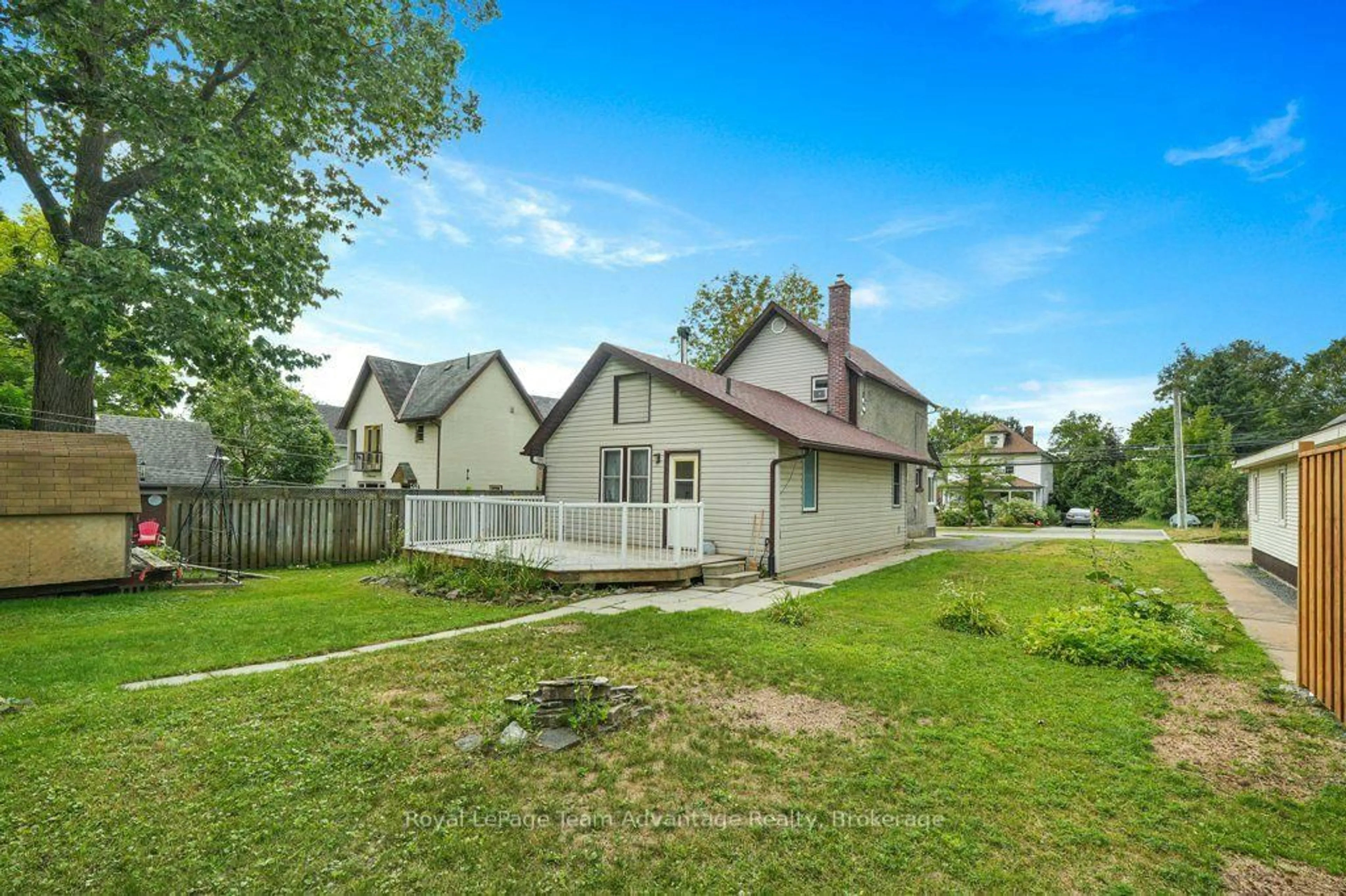 A pic from outside/outdoor area/front of a property/back of a property/a pic from drone, unknown for 111 Gibson St St, Parry Sound Ontario P2A 1X6