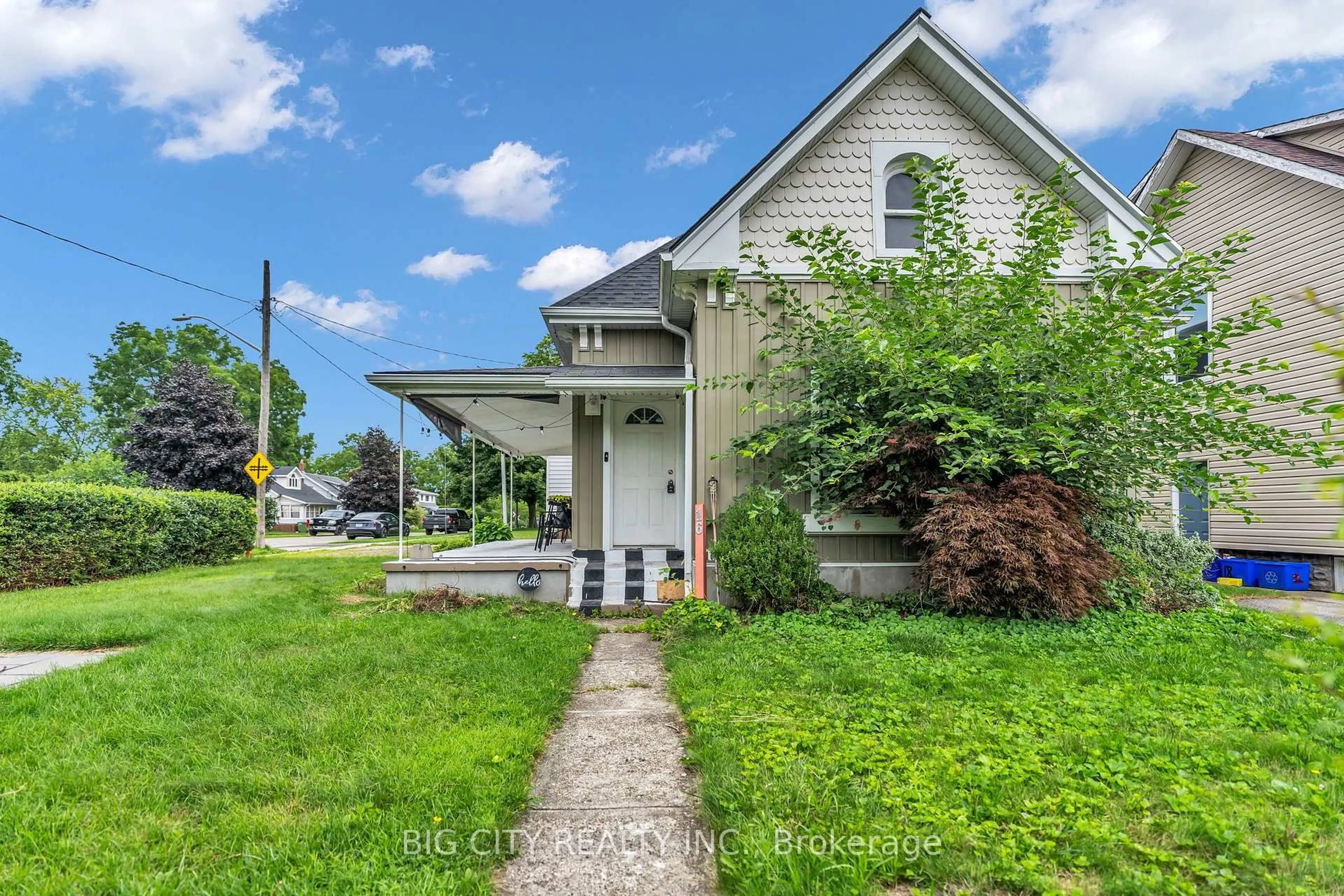 A pic from outside/outdoor area/front of a property/back of a property/a pic from drone, street for 16 East Ave, St. Thomas Ontario N5R 3T1