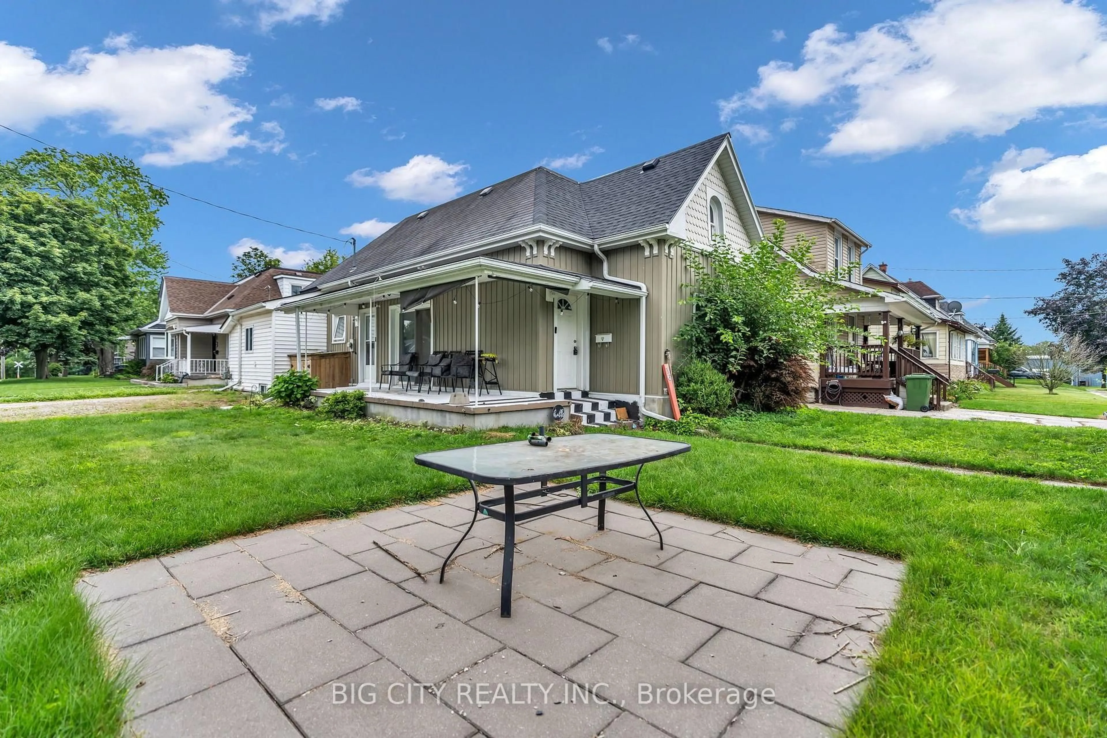 Patio, street for 16 East Ave, St. Thomas Ontario N5R 3T1