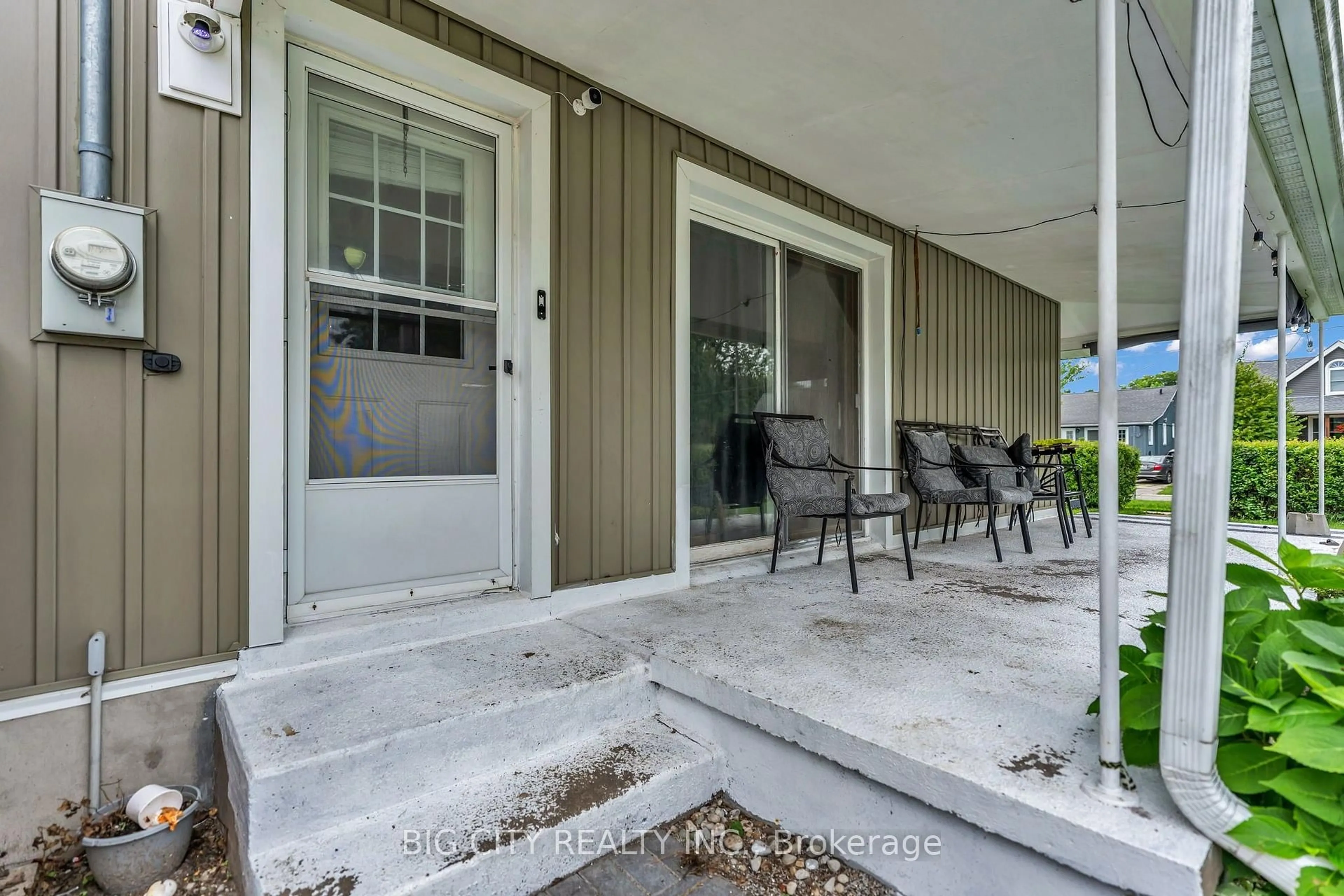 Patio, street for 16 East Ave, St. Thomas Ontario N5R 3T1
