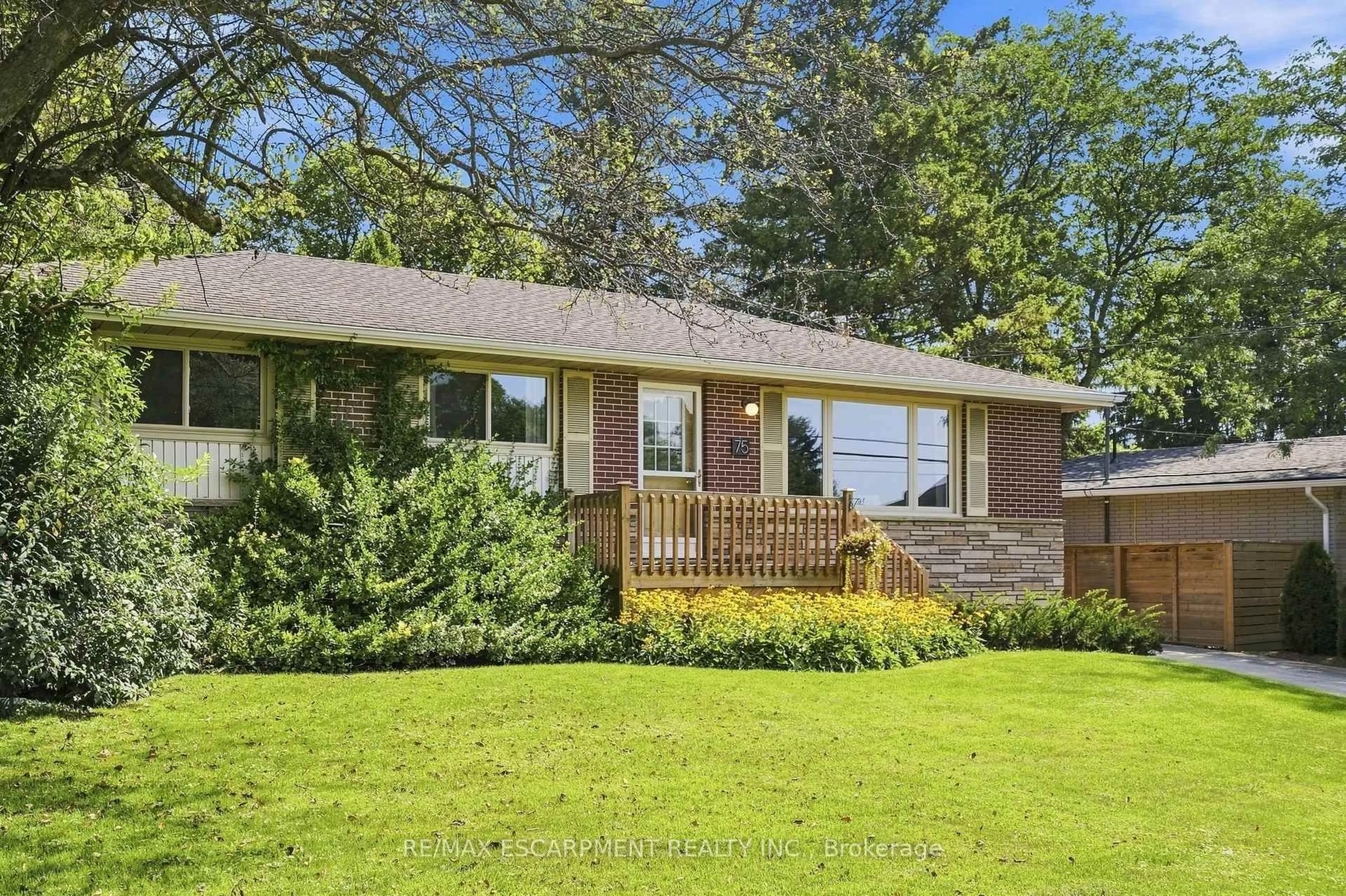 Home with vinyl exterior material, unknown for 75 Flamboro St, Hamilton Ontario L0R 2H0