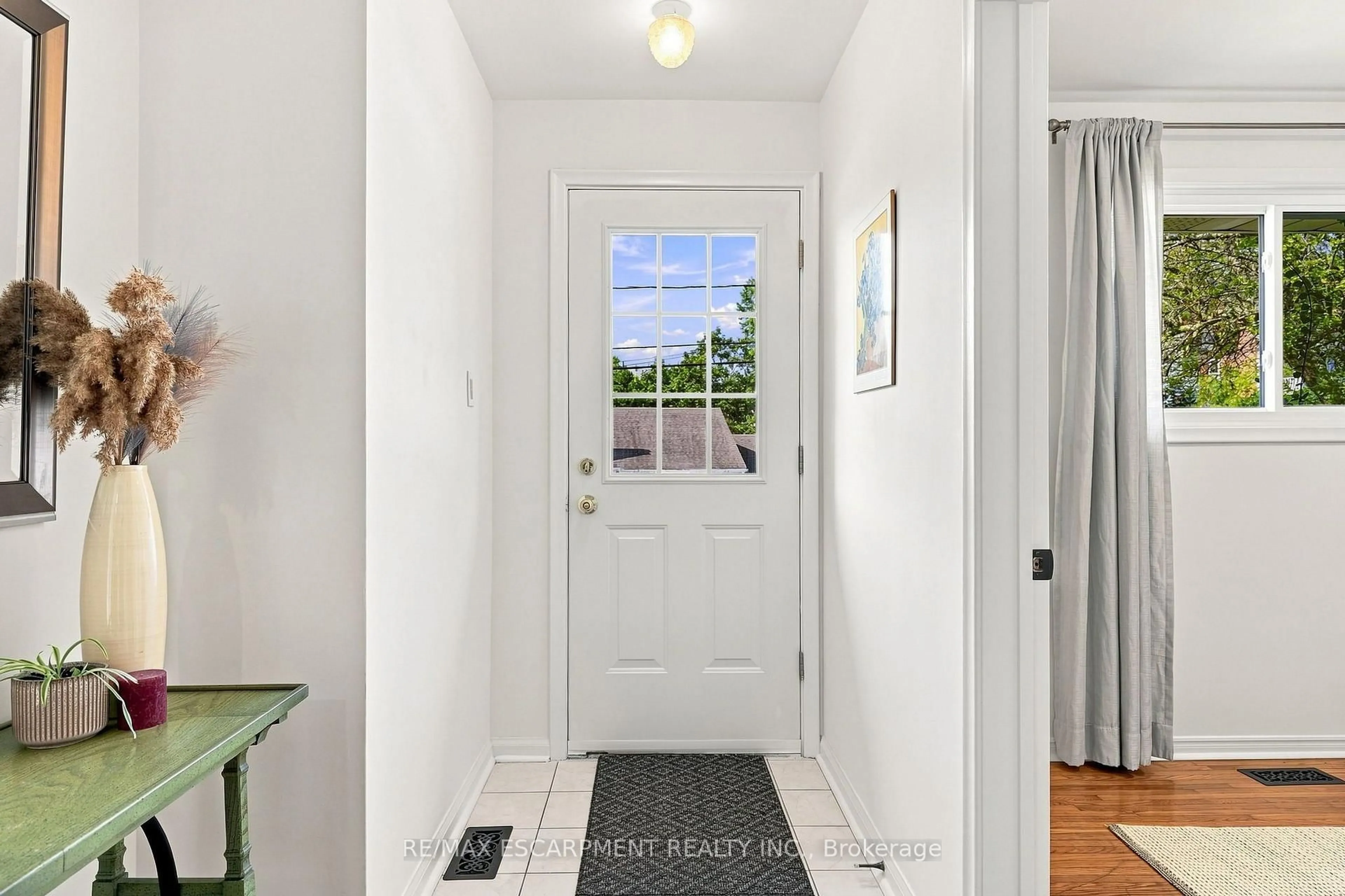 Indoor entryway for 75 Flamboro St, Hamilton Ontario L0R 2H0