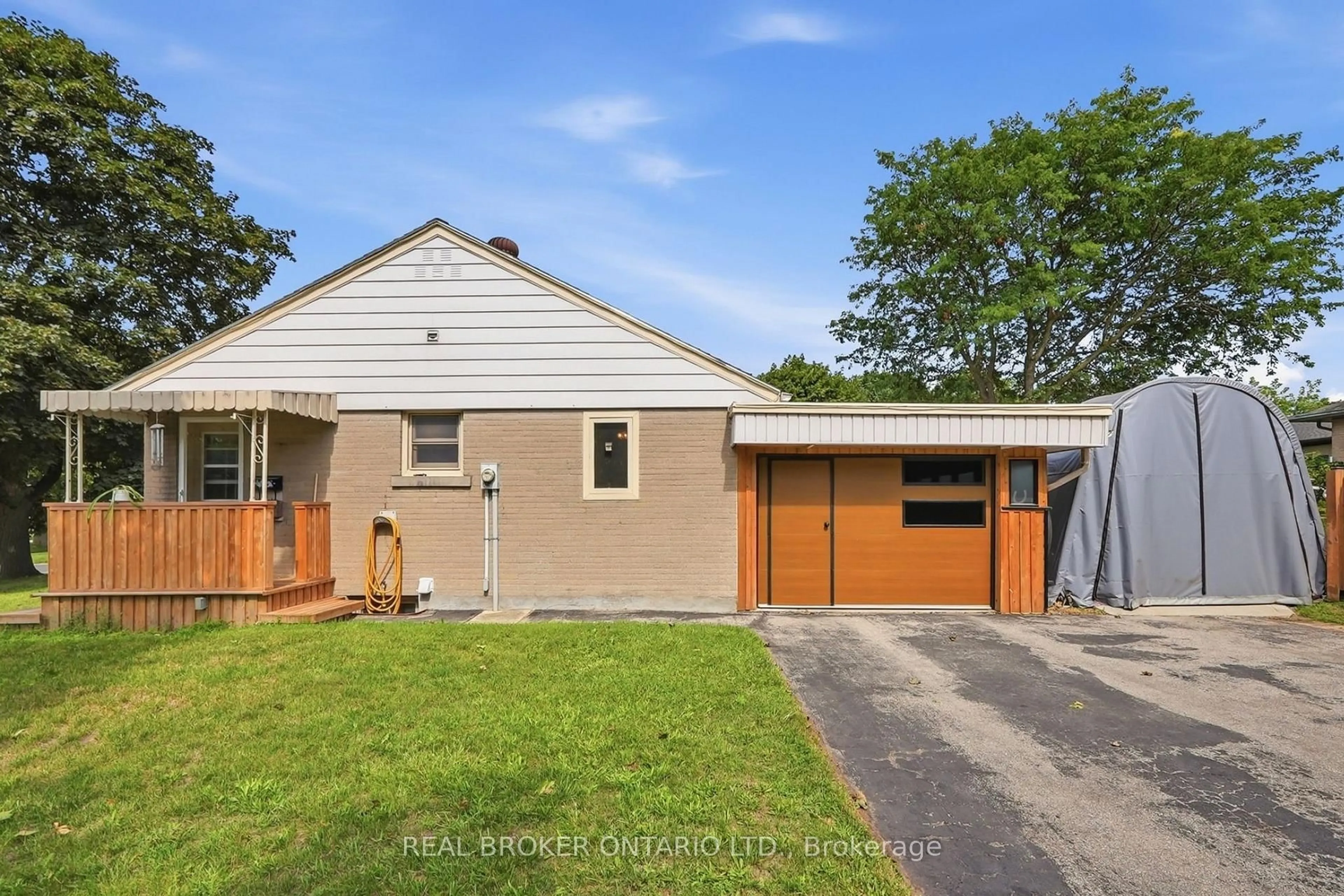 A pic from outside/outdoor area/front of a property/back of a property/a pic from drone, street for 21 Oakwood Ave, Kitchener Ontario N2H 6G8