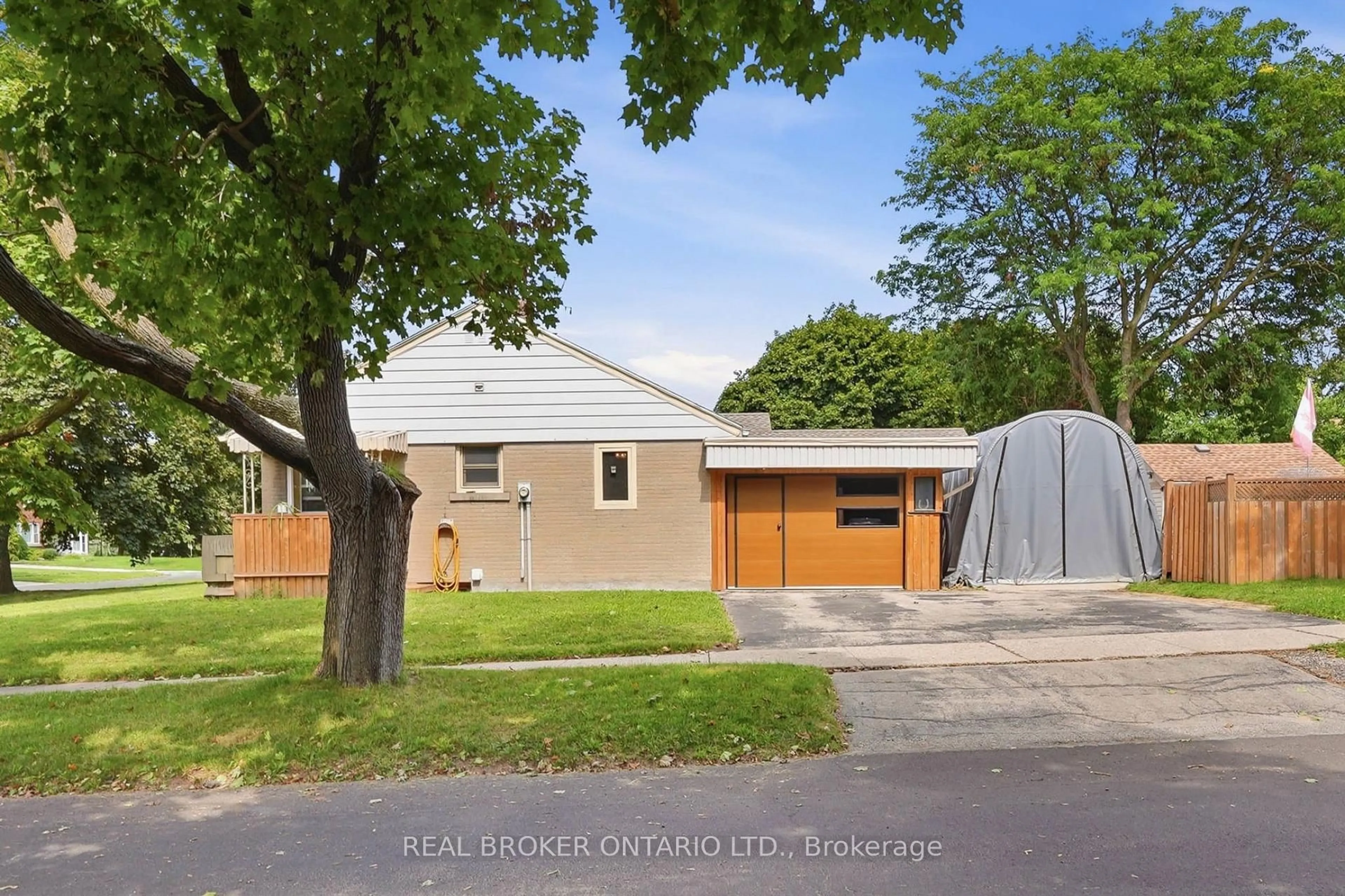 Home with vinyl exterior material, street for 21 Oakwood Ave, Kitchener Ontario N2H 6G8