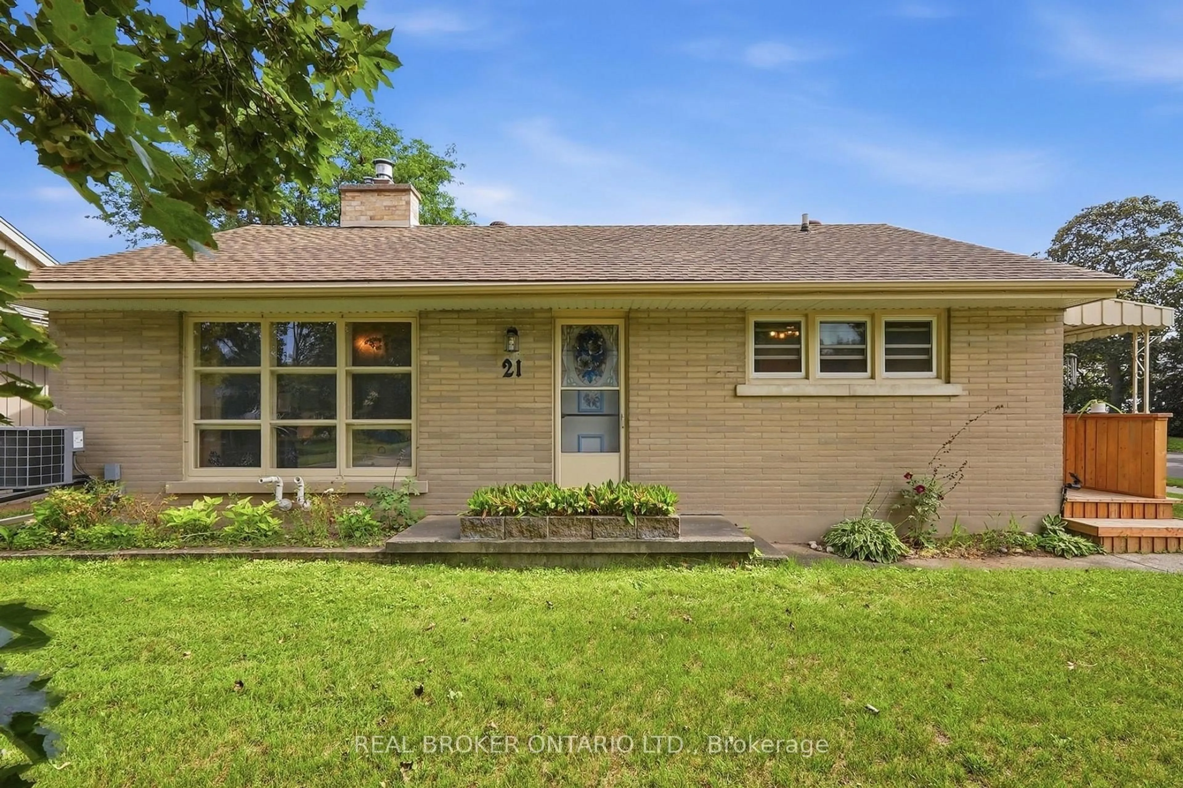 Home with brick exterior material, street for 21 Oakwood Ave, Kitchener Ontario N2H 6G8
