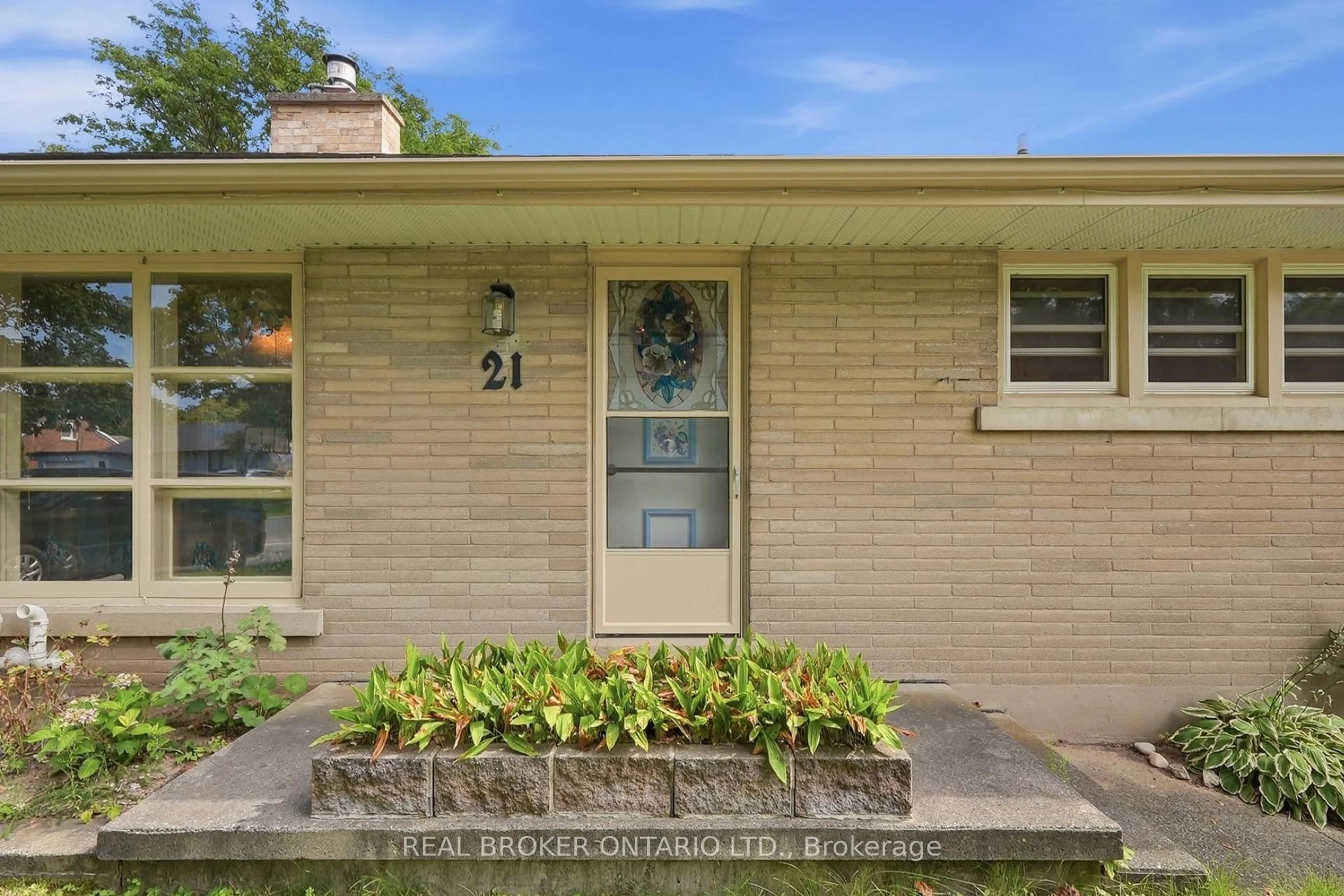 Home with brick exterior material, street for 21 Oakwood Ave, Kitchener Ontario N2H 6G8