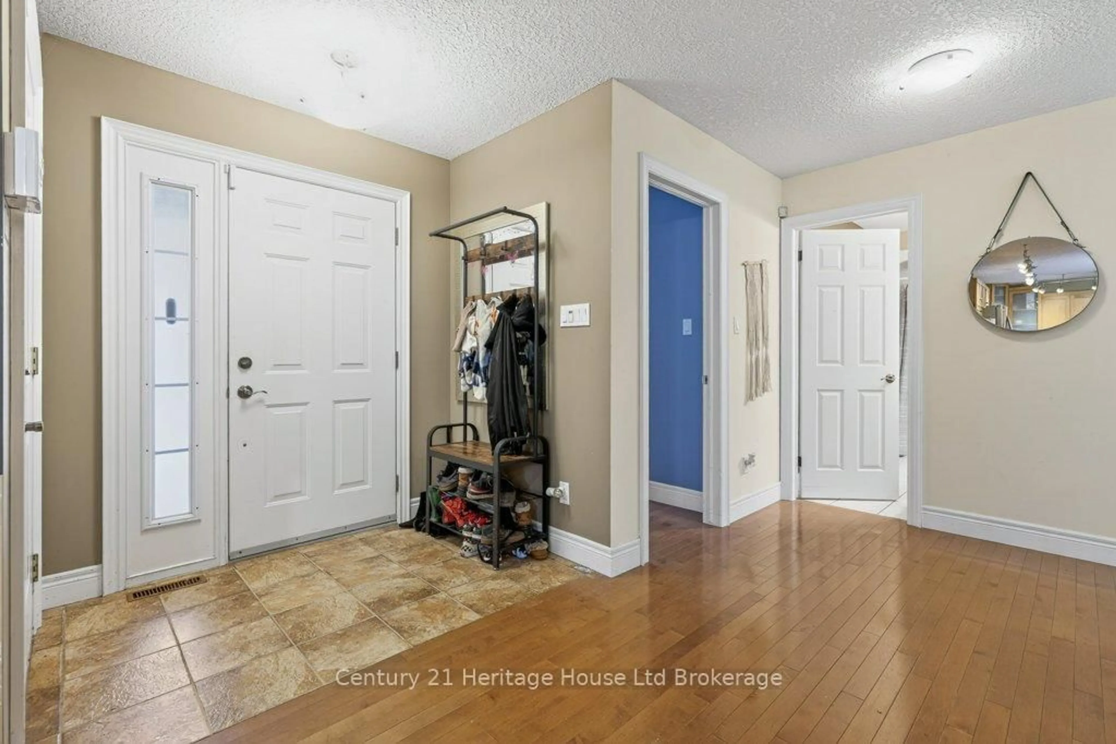 Indoor entryway for 57 WENDY CALDER Pl, Woodstock Ontario N4T 1T4