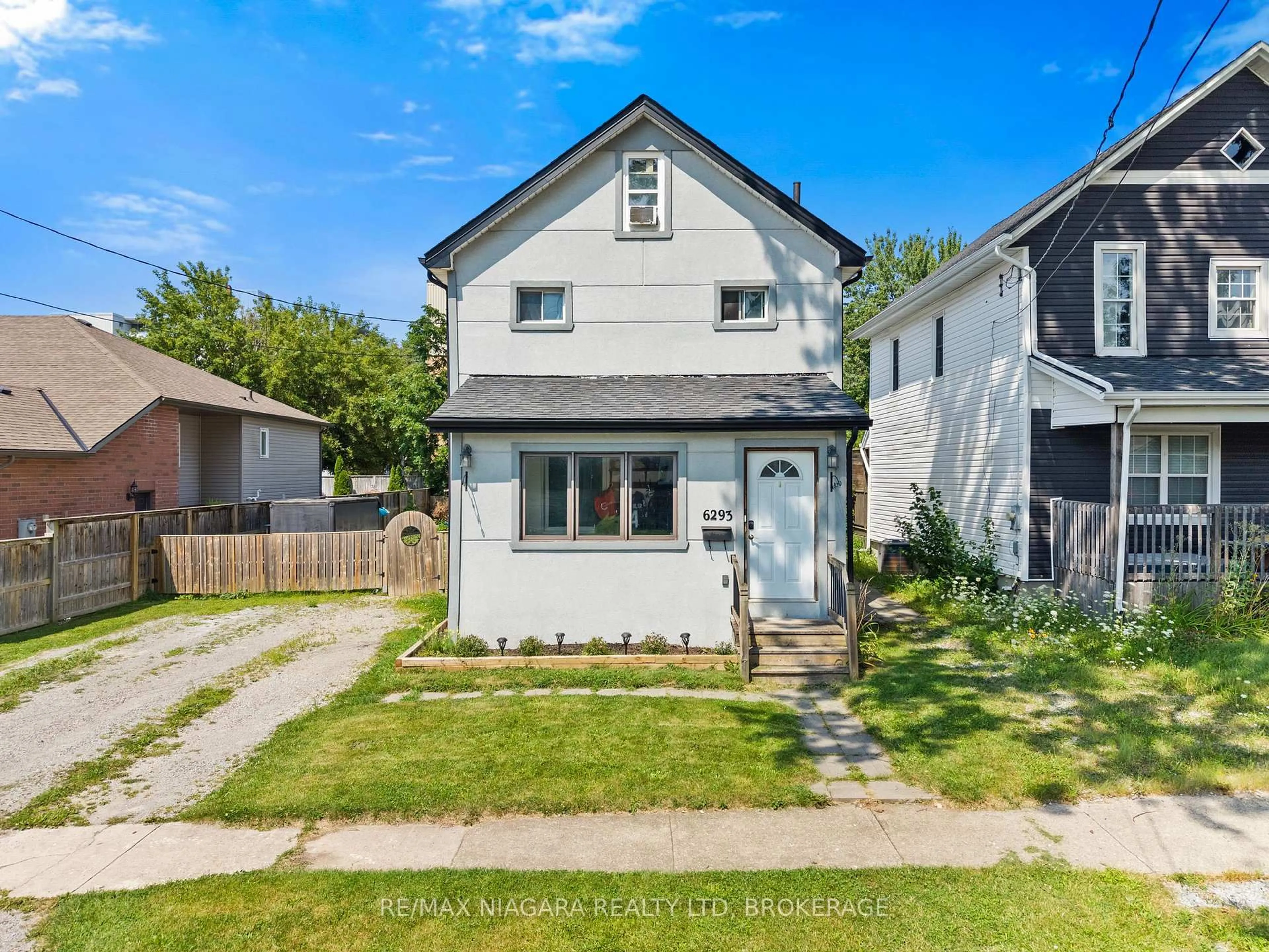 A pic from outside/outdoor area/front of a property/back of a property/a pic from drone, street for 6293 Bellevue St, Niagara Falls Ontario L2E 1Y9