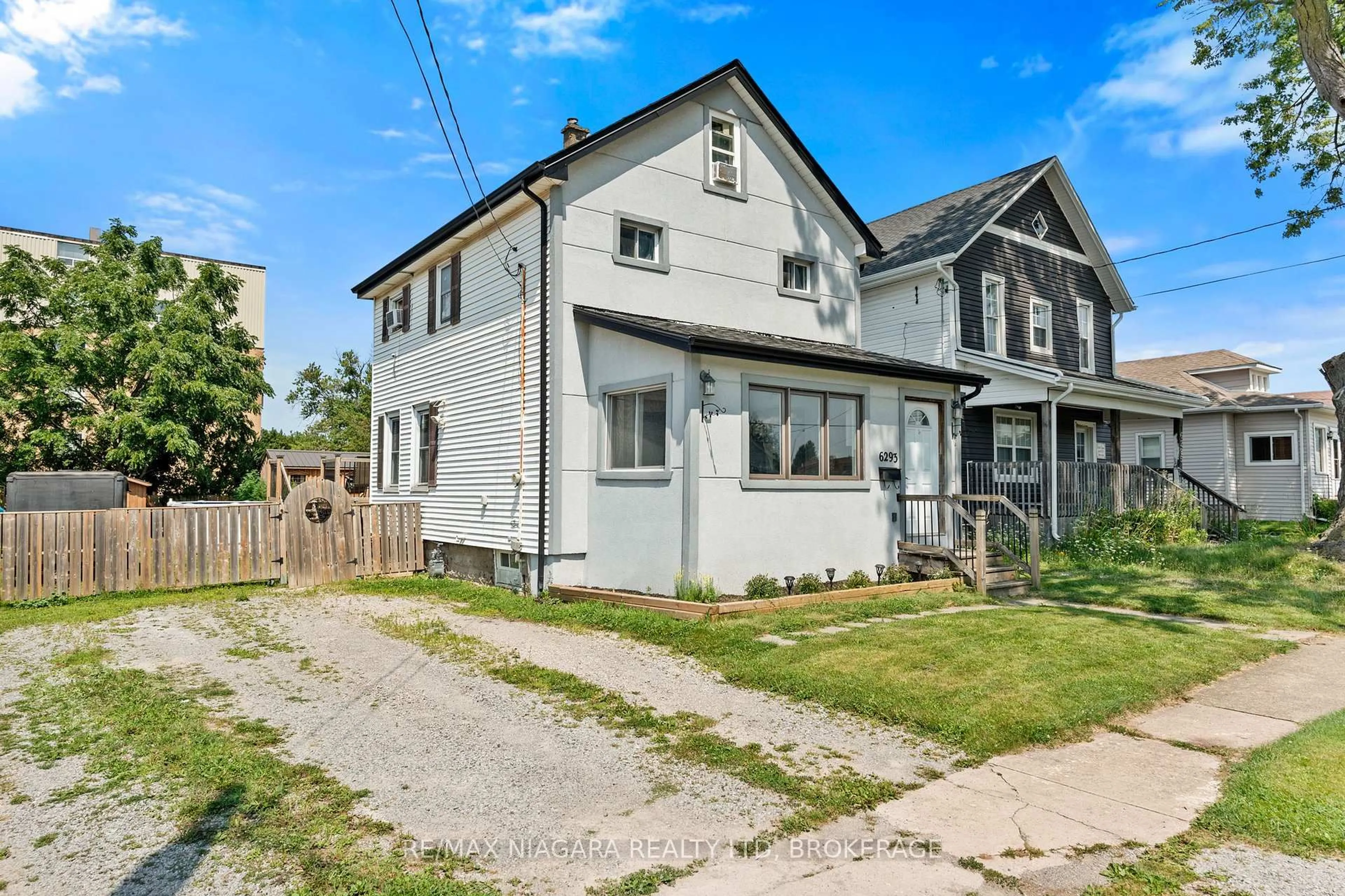 A pic from outside/outdoor area/front of a property/back of a property/a pic from drone, street for 6293 Bellevue St, Niagara Falls Ontario L2E 1Y9