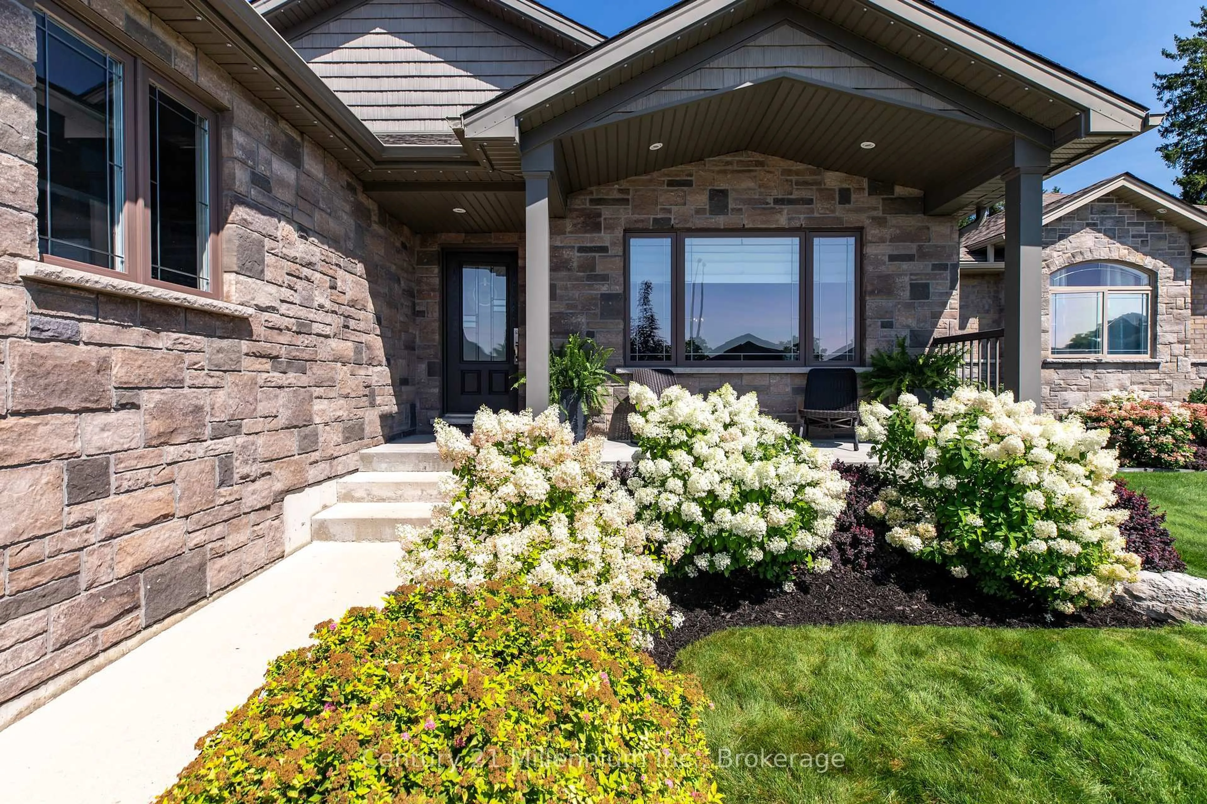 Indoor entryway for 215 Djay Cres, West Grey Ontario N0G 1R0