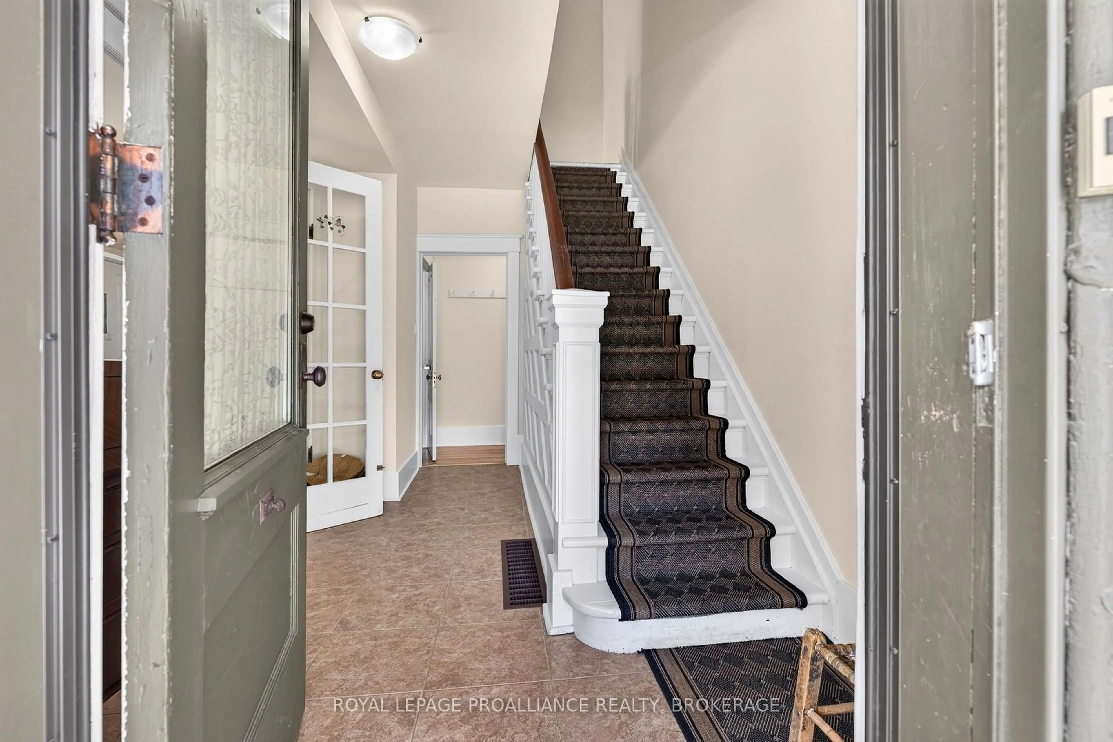 Indoor entryway for 166 Alma Ave, Greater Napanee Ontario K7R 1T8