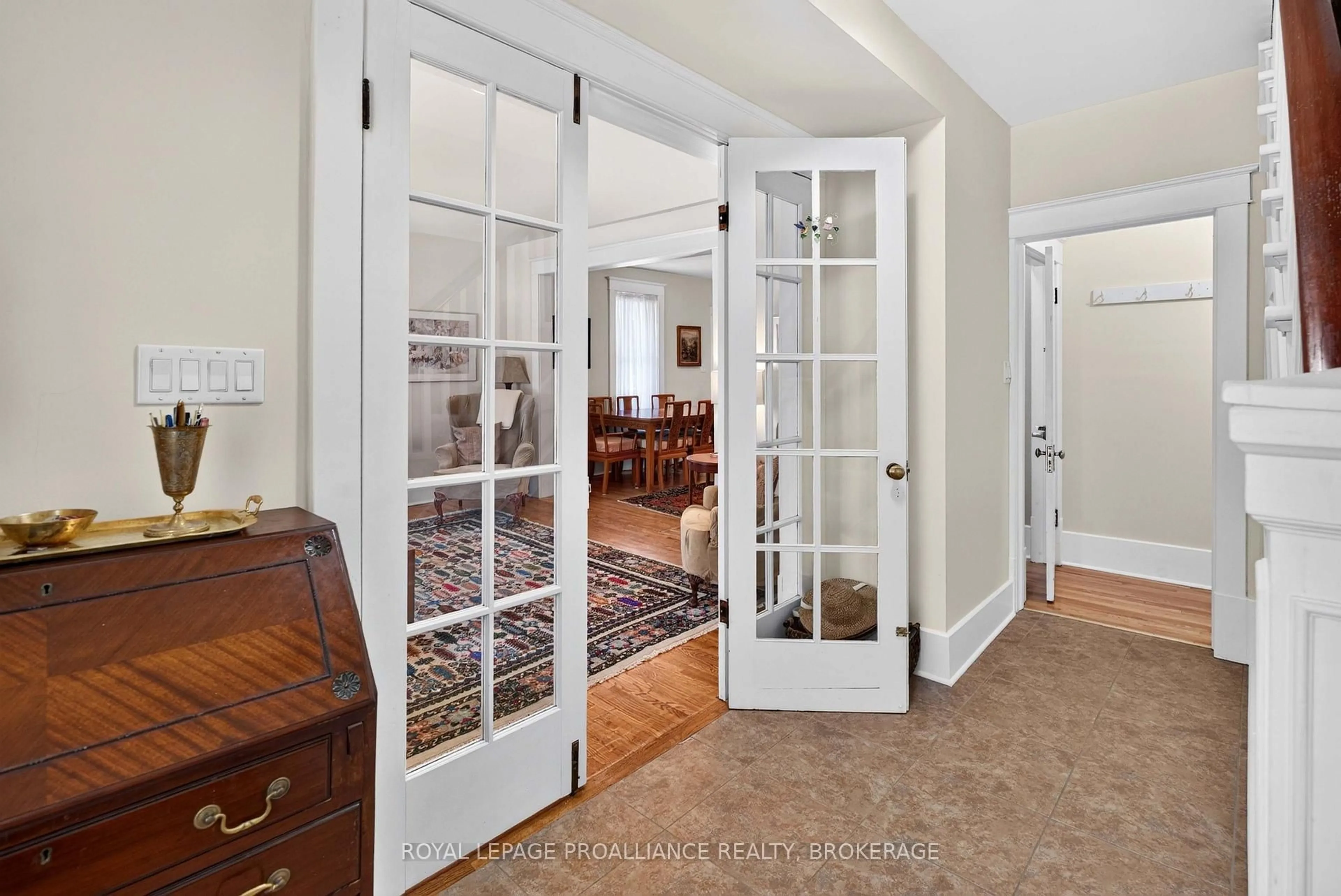 Indoor entryway for 166 Alma Ave, Greater Napanee Ontario K7R 1T8
