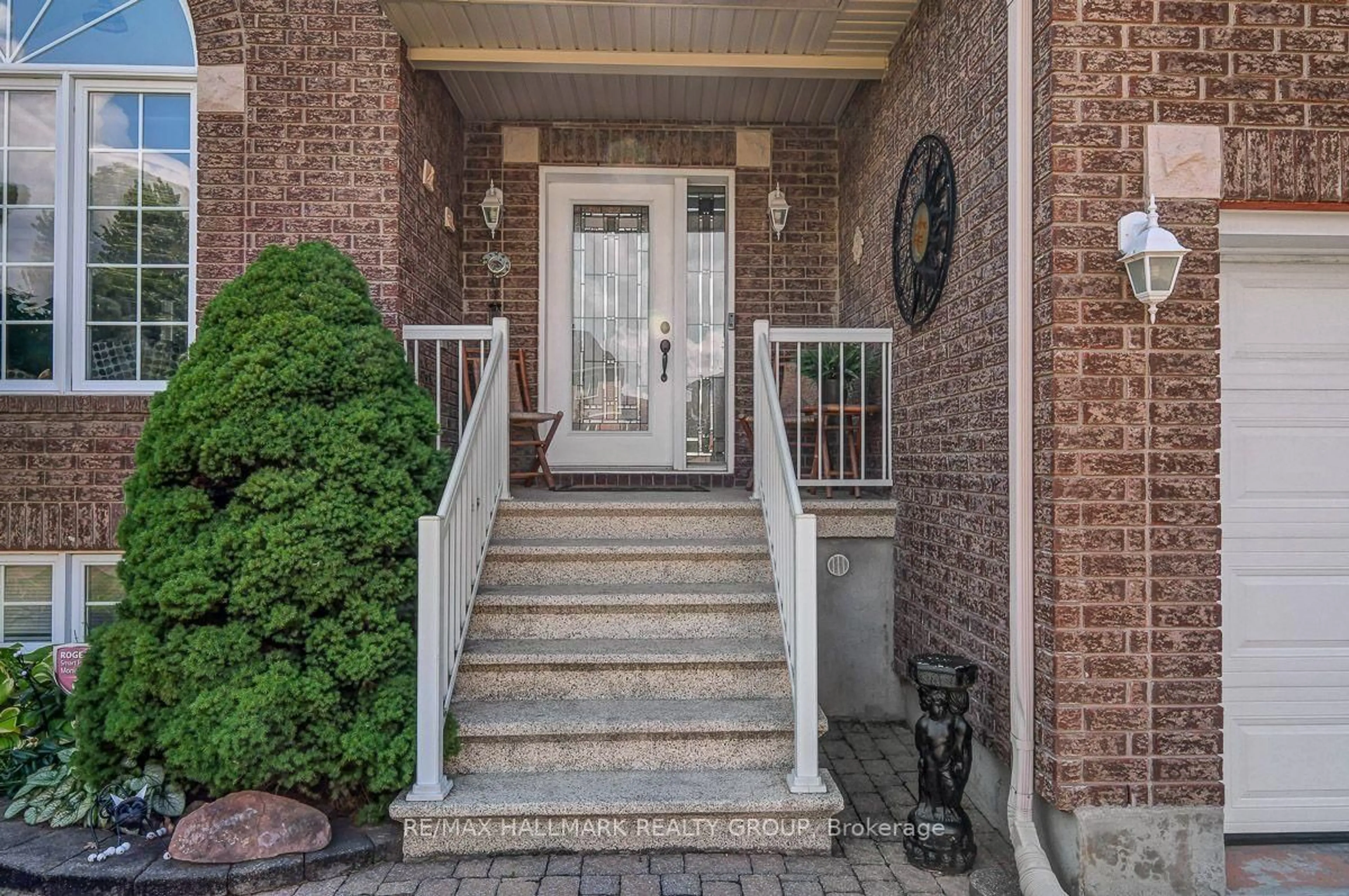 Indoor entryway for 75 Lloydalex Cres, Ottawa Ontario K2S 2E8