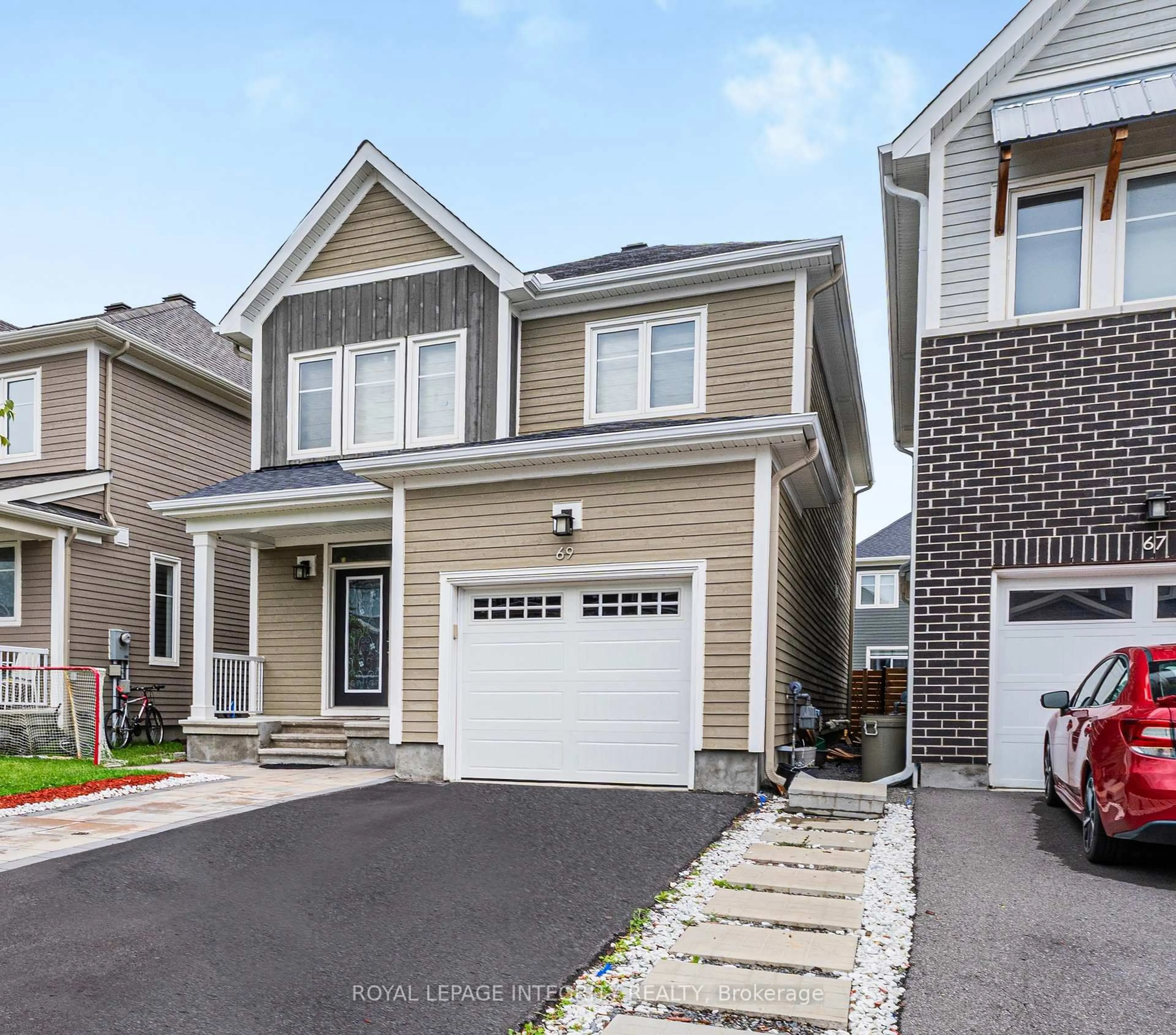 Home with vinyl exterior material, street for 69 Pelham Cres, Richmond Ontario K0A 2Z0