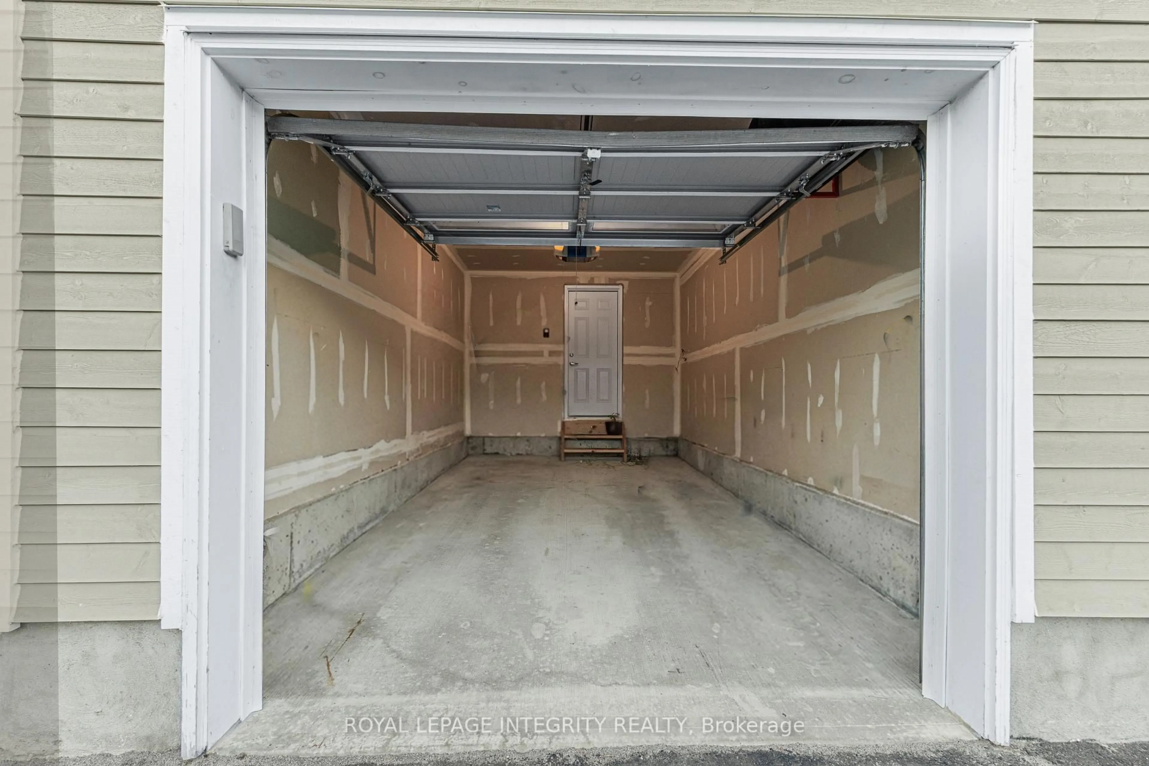 Indoor garage for 69 Pelham Cres, Richmond Ontario K0A 2Z0