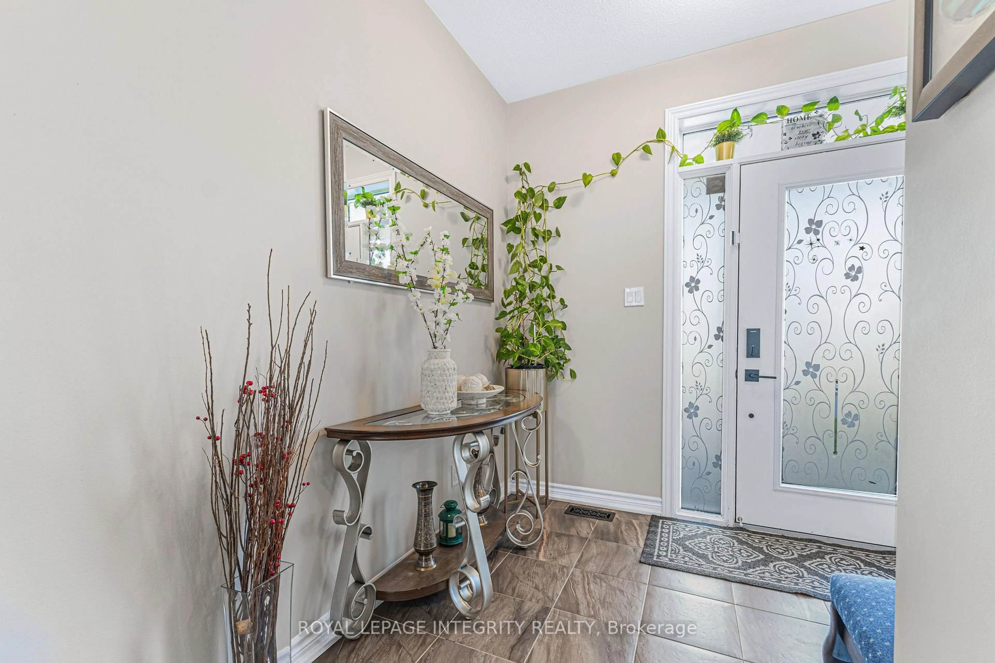 Indoor entryway for 69 Pelham Cres, Richmond Ontario K0A 2Z0
