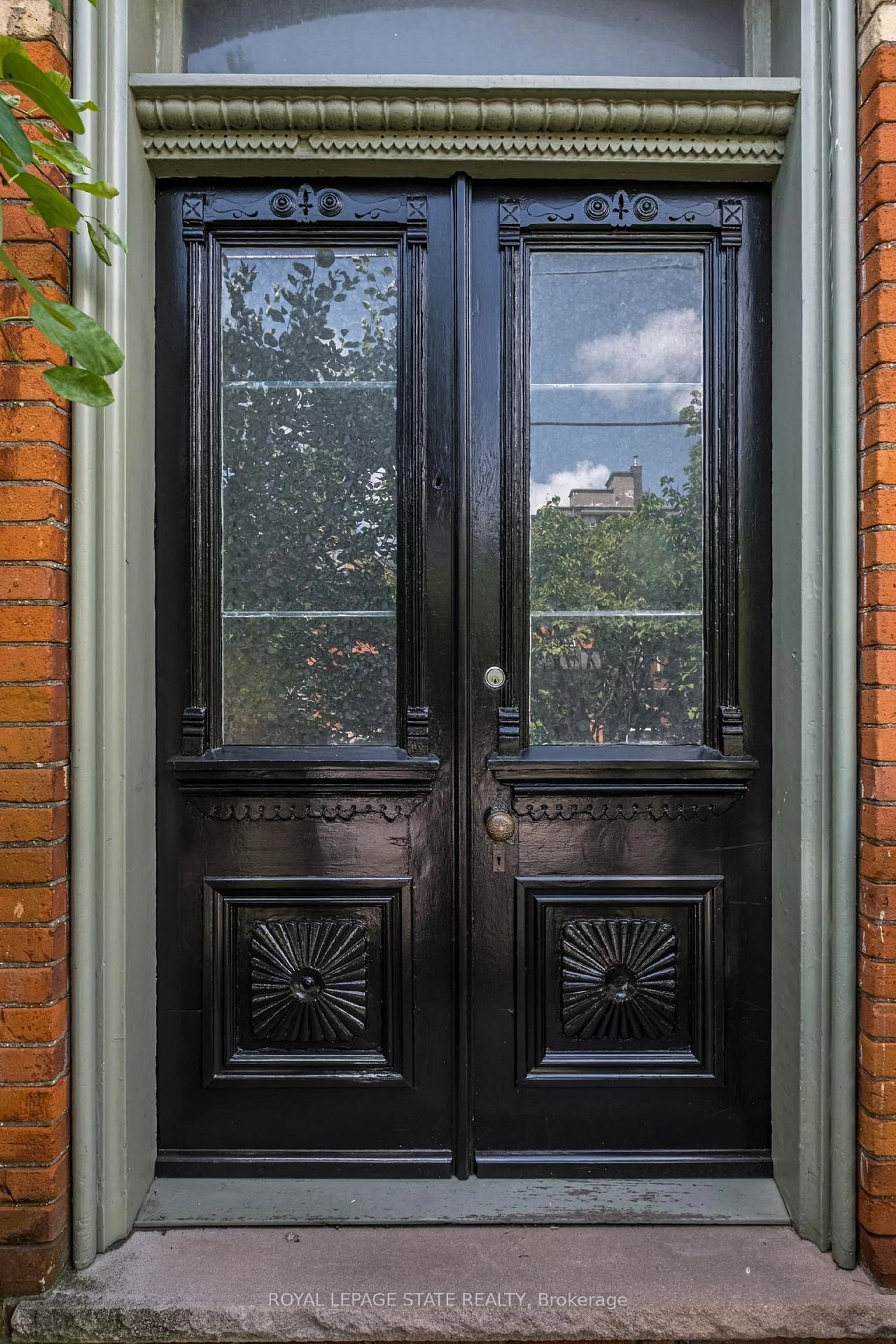 Indoor entryway for 151 Markland St, Hamilton Ontario L8P 2K4