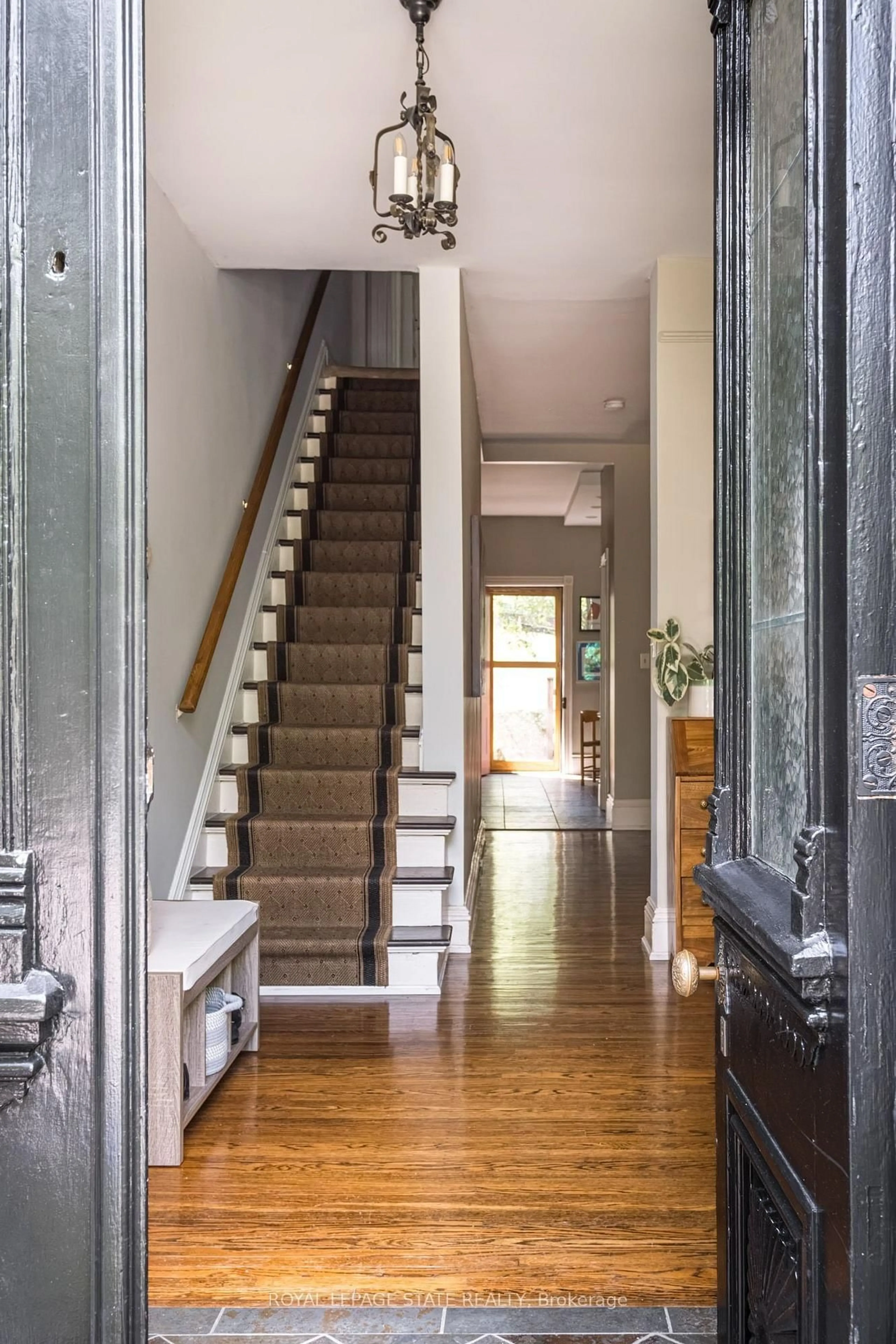 Indoor entryway for 151 Markland St, Hamilton Ontario L8P 2K4