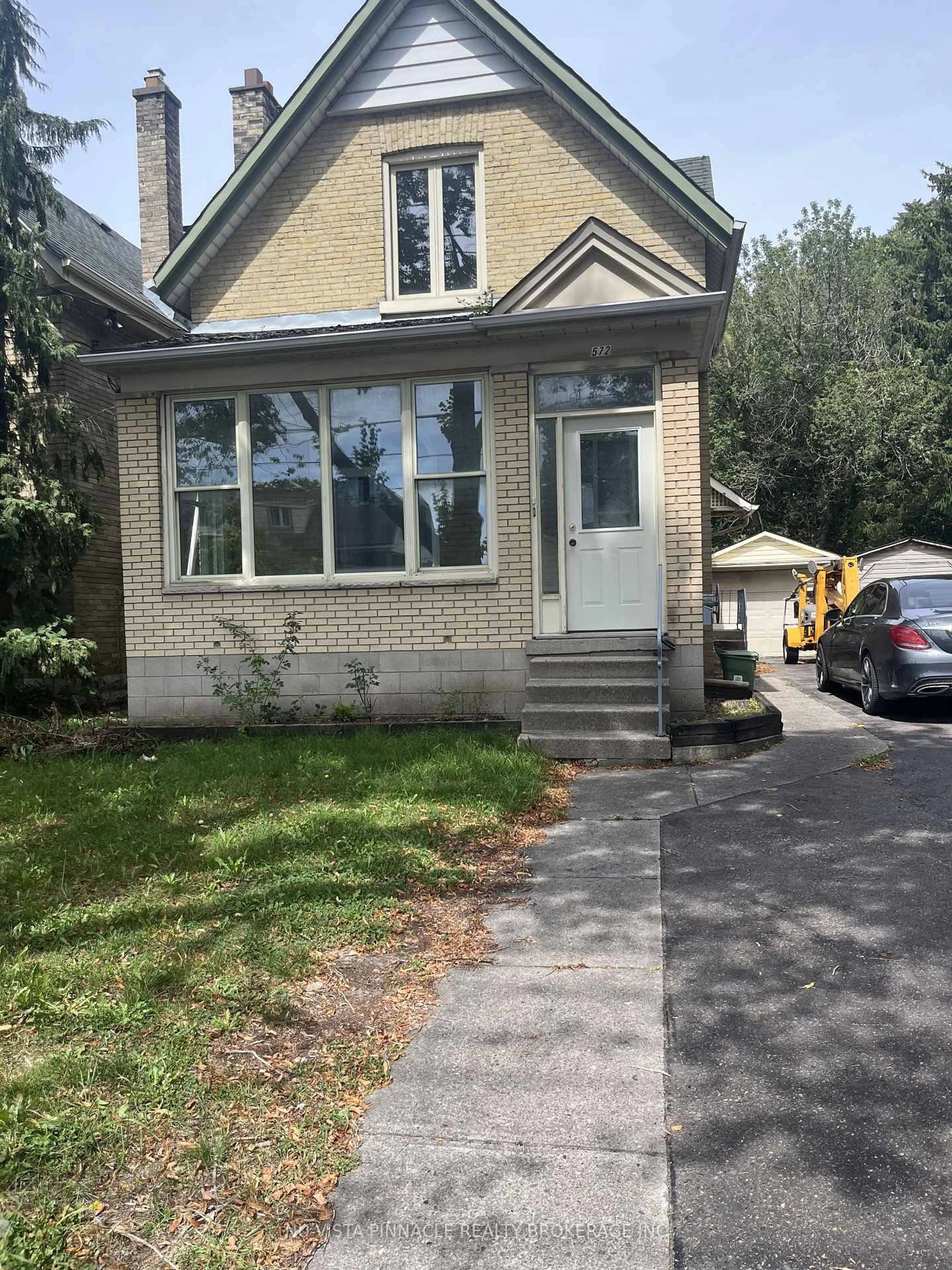 Home with vinyl exterior material, street for 572 Oxford St, London East Ontario N5Y 3J1
