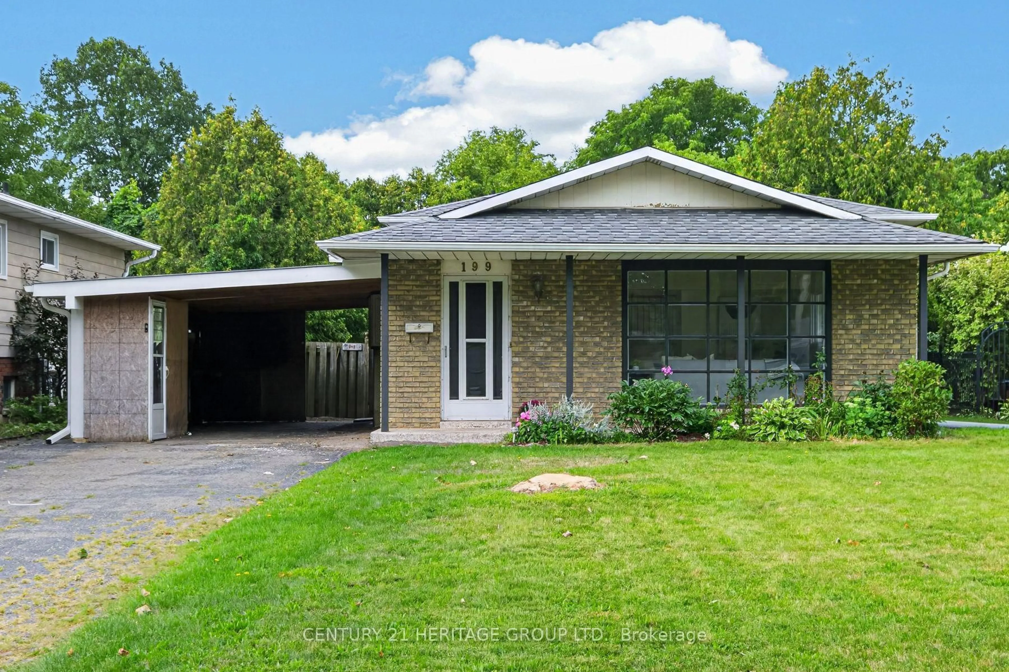 Home with brick exterior material, street for 199 Paris Rd, Brantford Ontario N3R 1J2